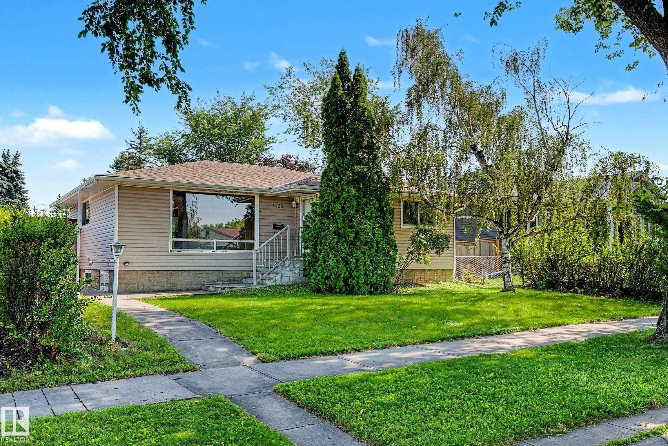 Manicured front lawn with mature trees and established landscaping - 9723 76 Street Nw, Edmonton, AB - Outdoor
