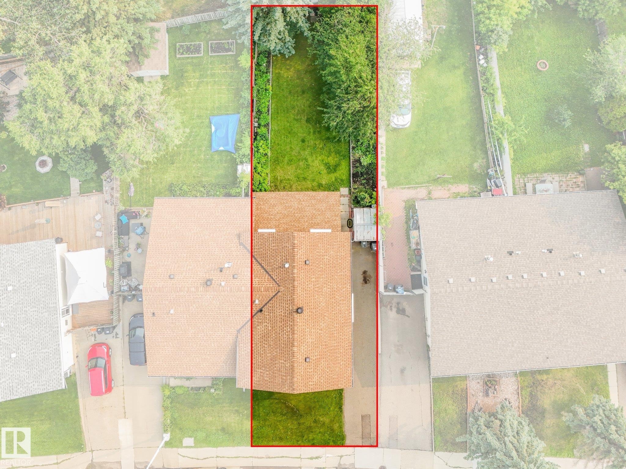 Expansive property featuring a rectangular lot, a gabled roofline, and established landscaping - 4135 134 Avenue Nw, Edmonton, AB -