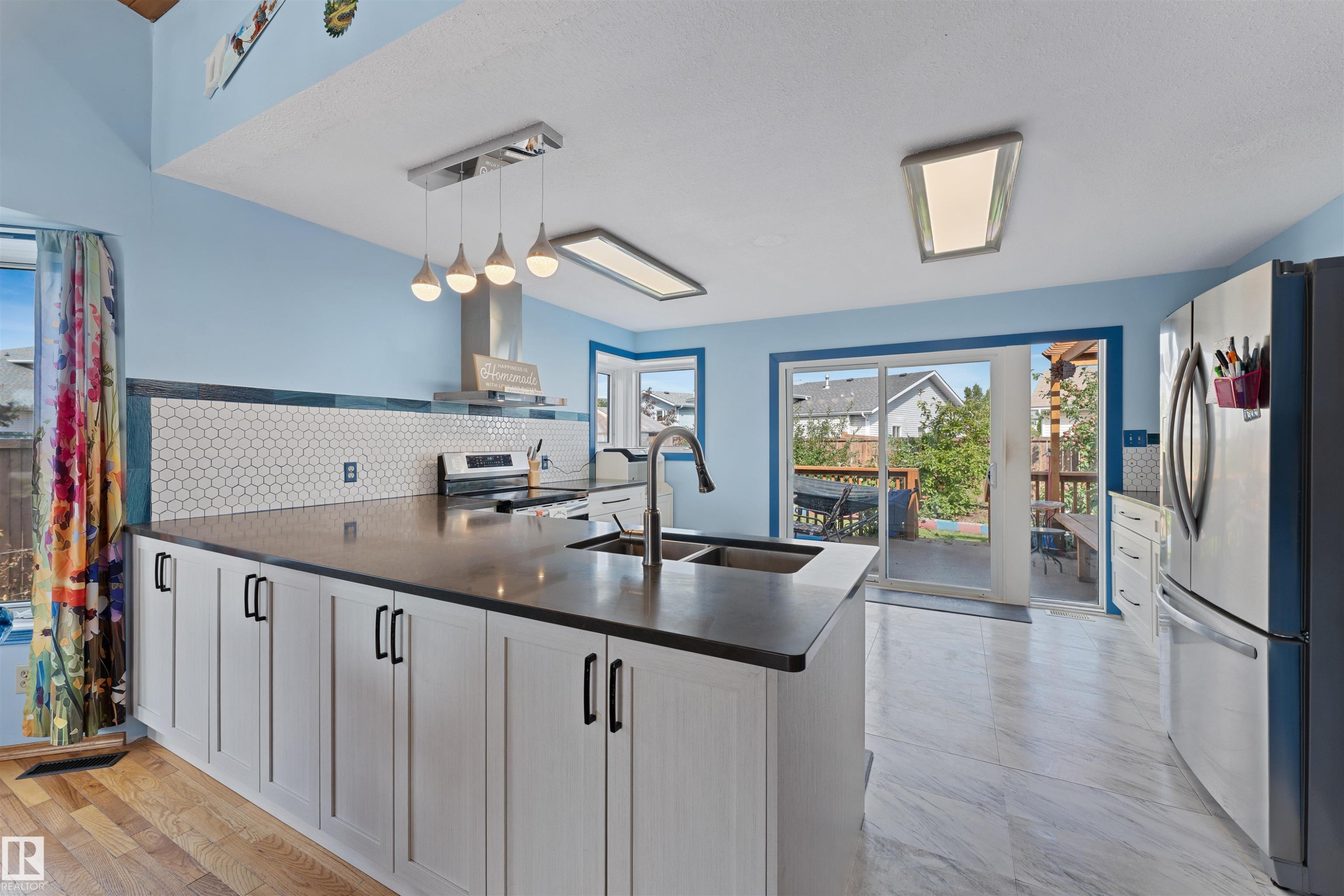 16724 88 St Nw, Edmonton, AB - Indoor Photo Showing Kitchen With Double Sink
