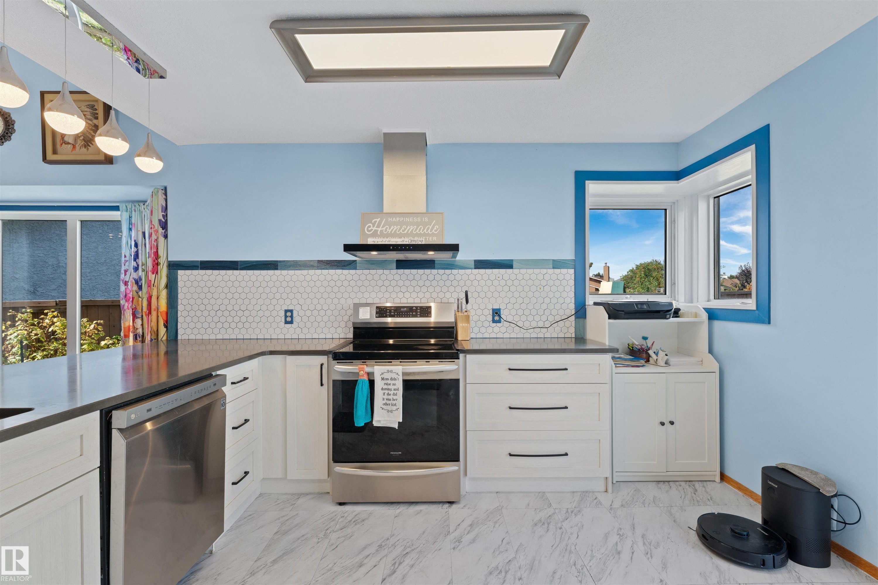 16724 88 St Nw, Edmonton, AB - Indoor Photo Showing Kitchen
