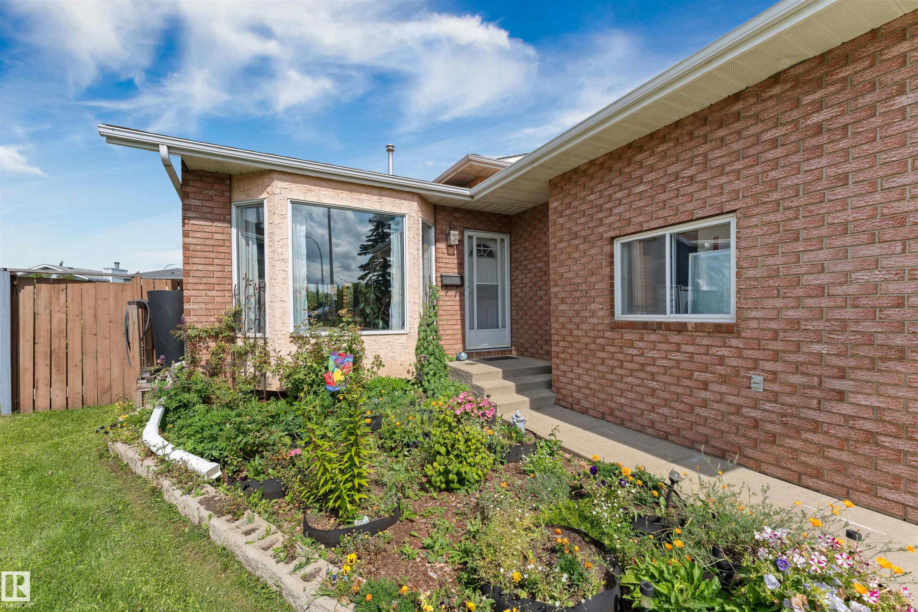 16724 88 St Nw, Edmonton, AB - Outdoor
