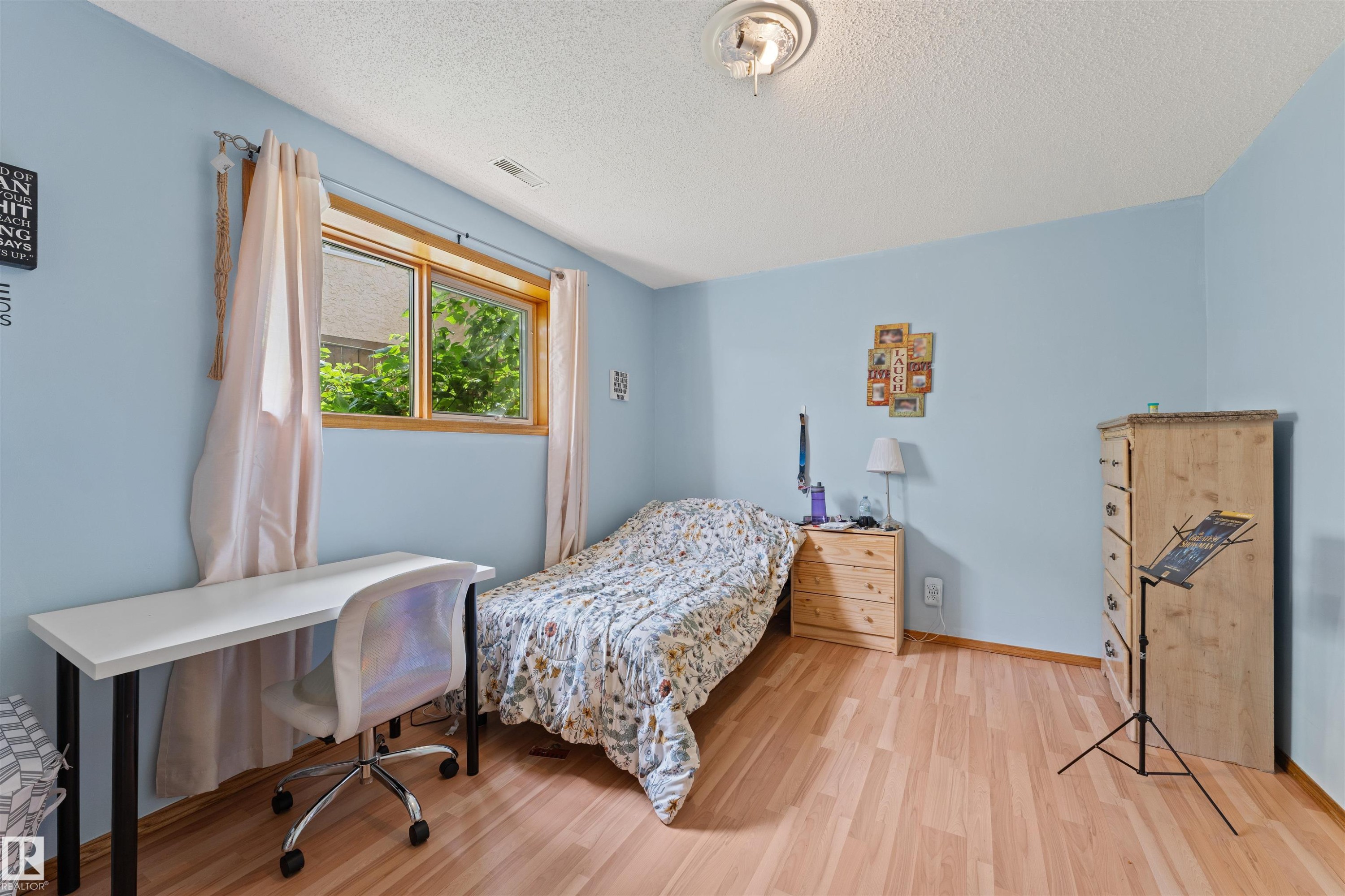 16724 88 St Nw, Edmonton, AB - Indoor Photo Showing Bedroom
