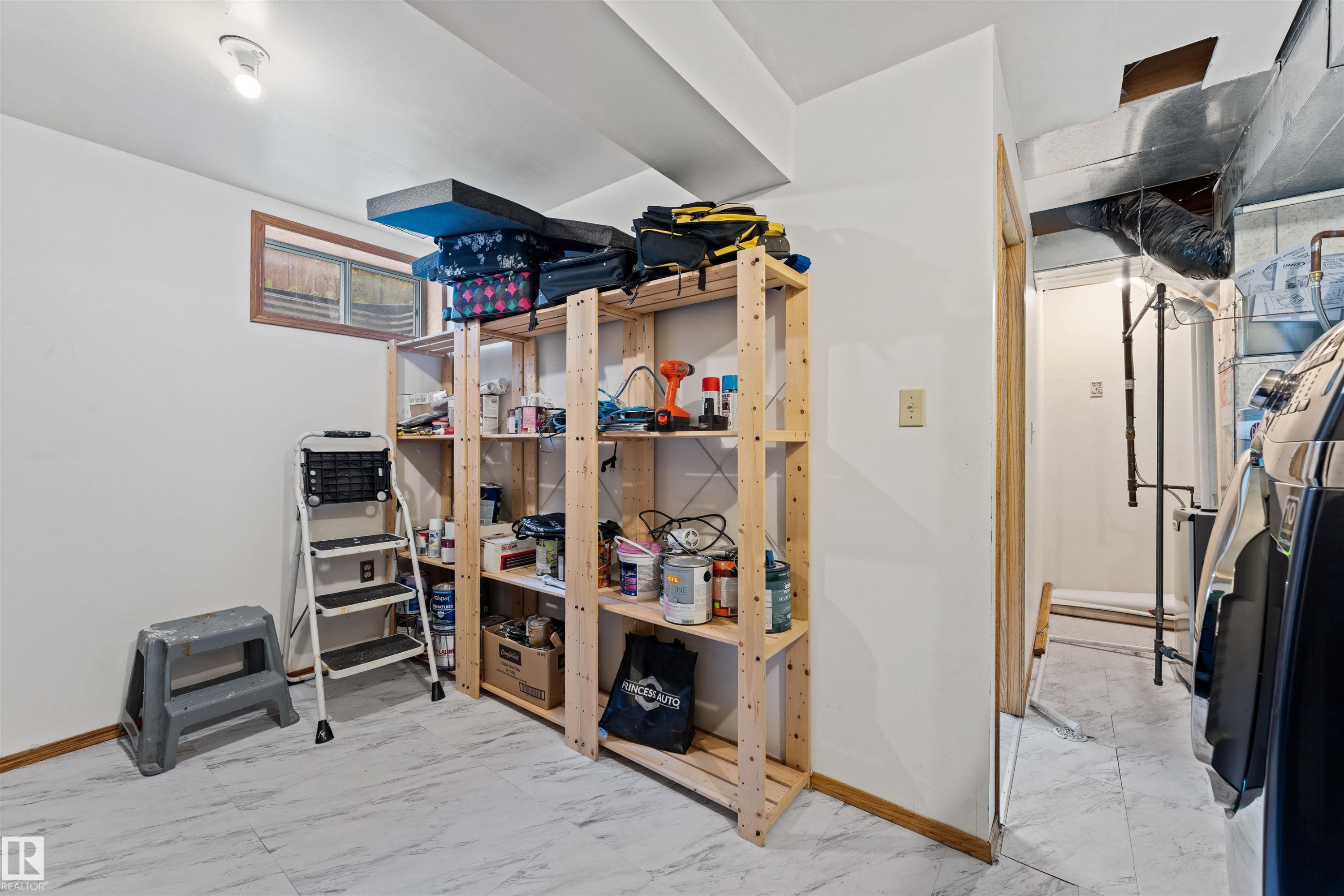 16724 88 St Nw, Edmonton, AB - Indoor