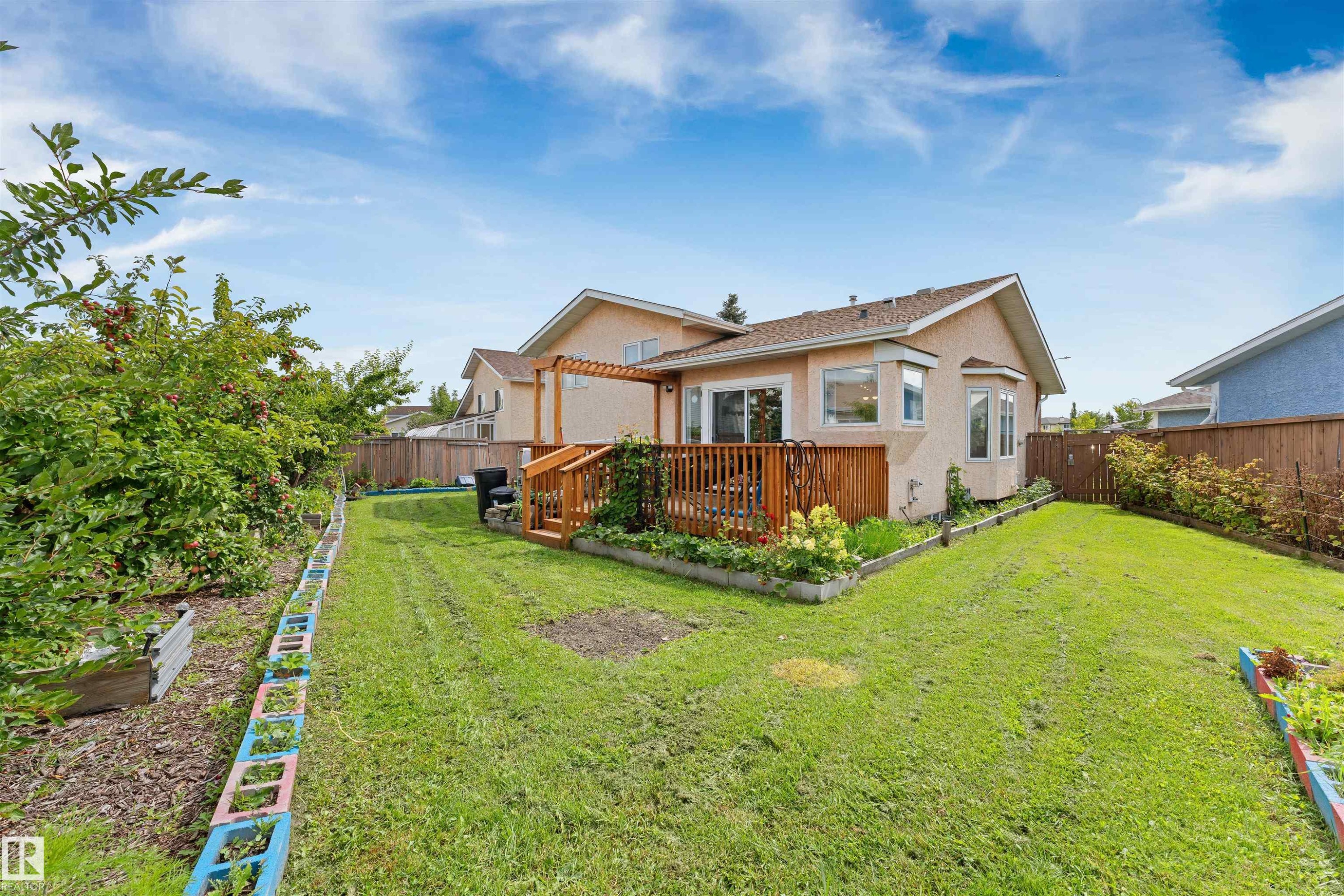 16724 88 St Nw, Edmonton, AB - Outdoor