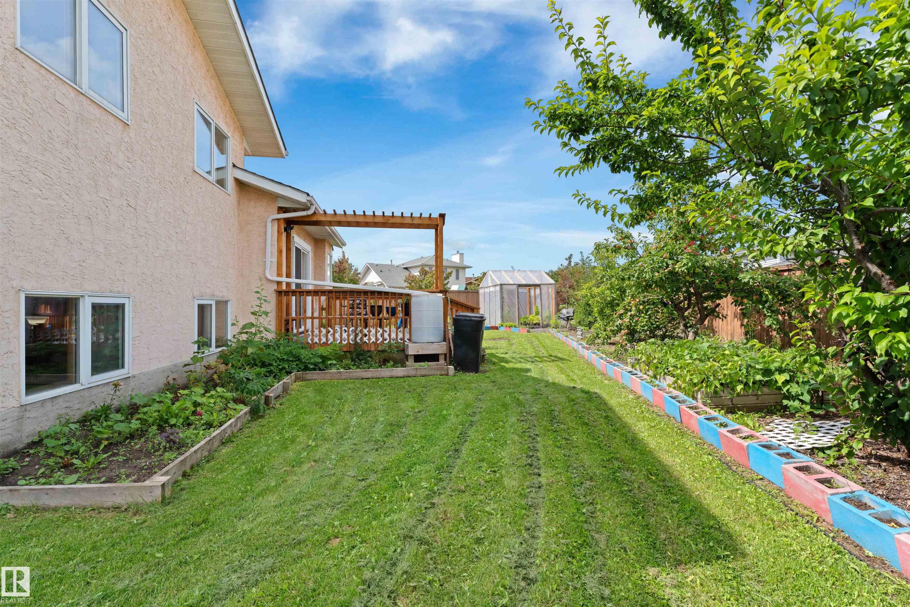 16724 88 St Nw, Edmonton, AB - Outdoor