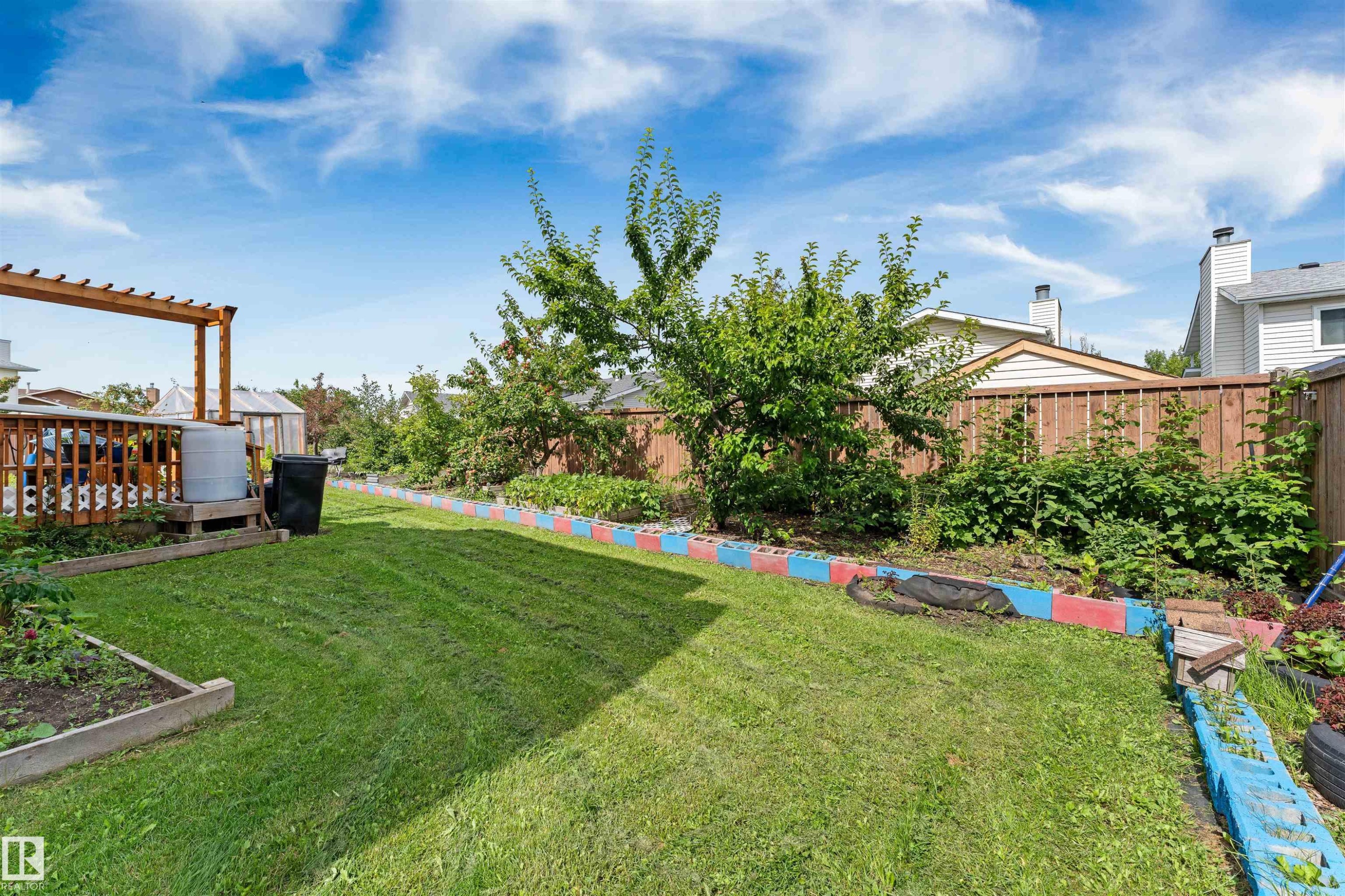 16724 88 St Nw, Edmonton, AB - Outdoor With Backyard
