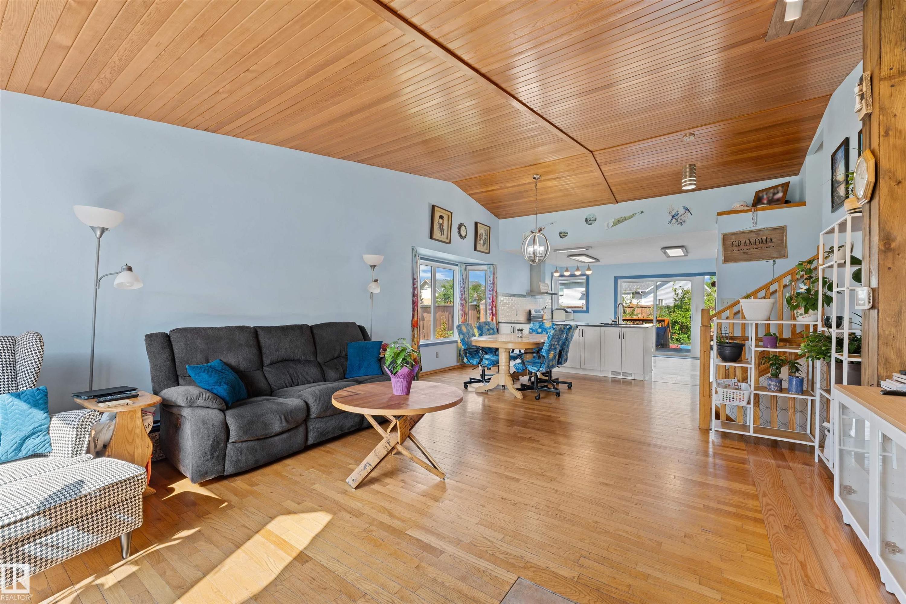 16724 88 St Nw, Edmonton, AB - Indoor Photo Showing Living Room
