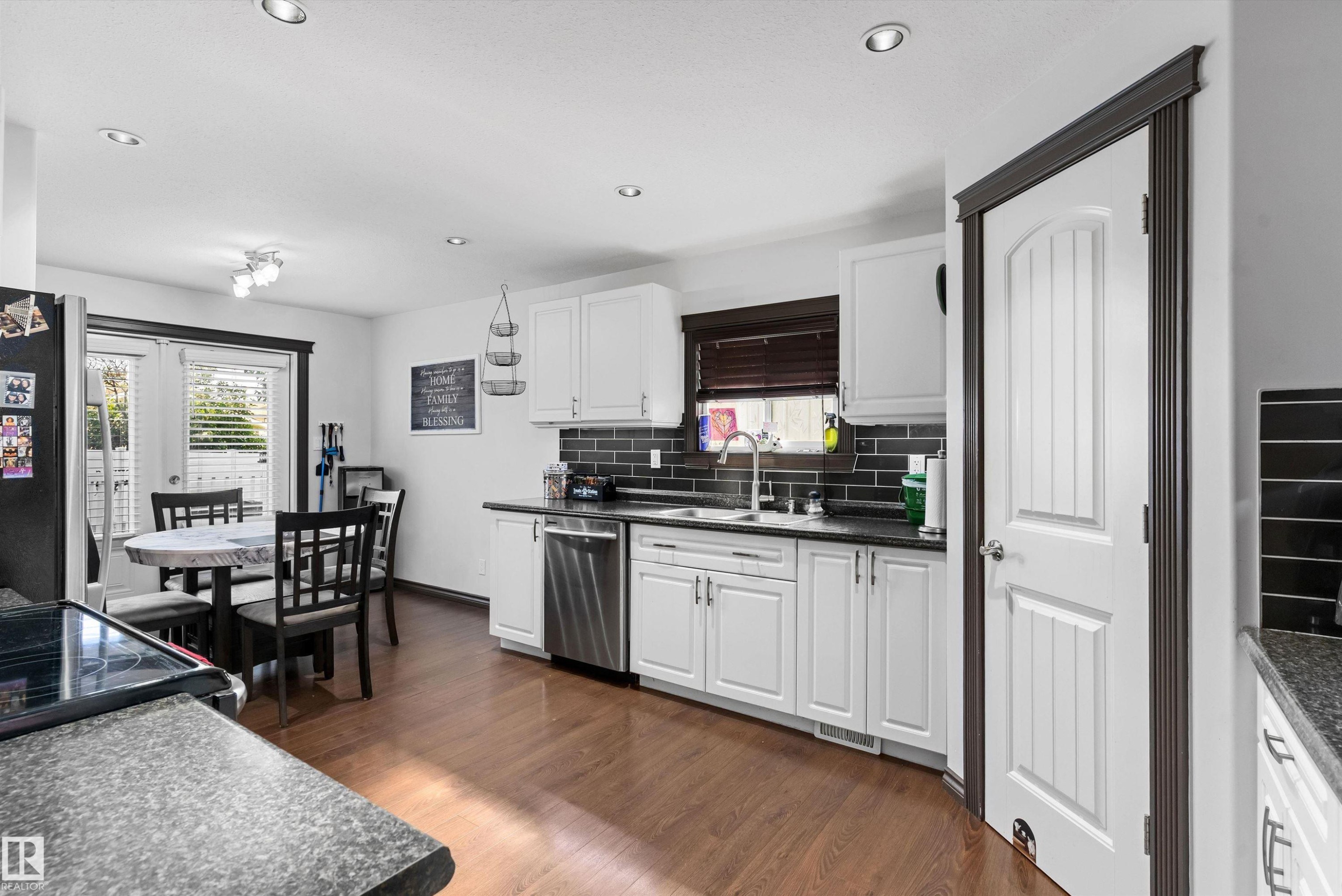 12 Dunluce Road Nw, Edmonton, AB - Indoor Photo Showing Kitchen