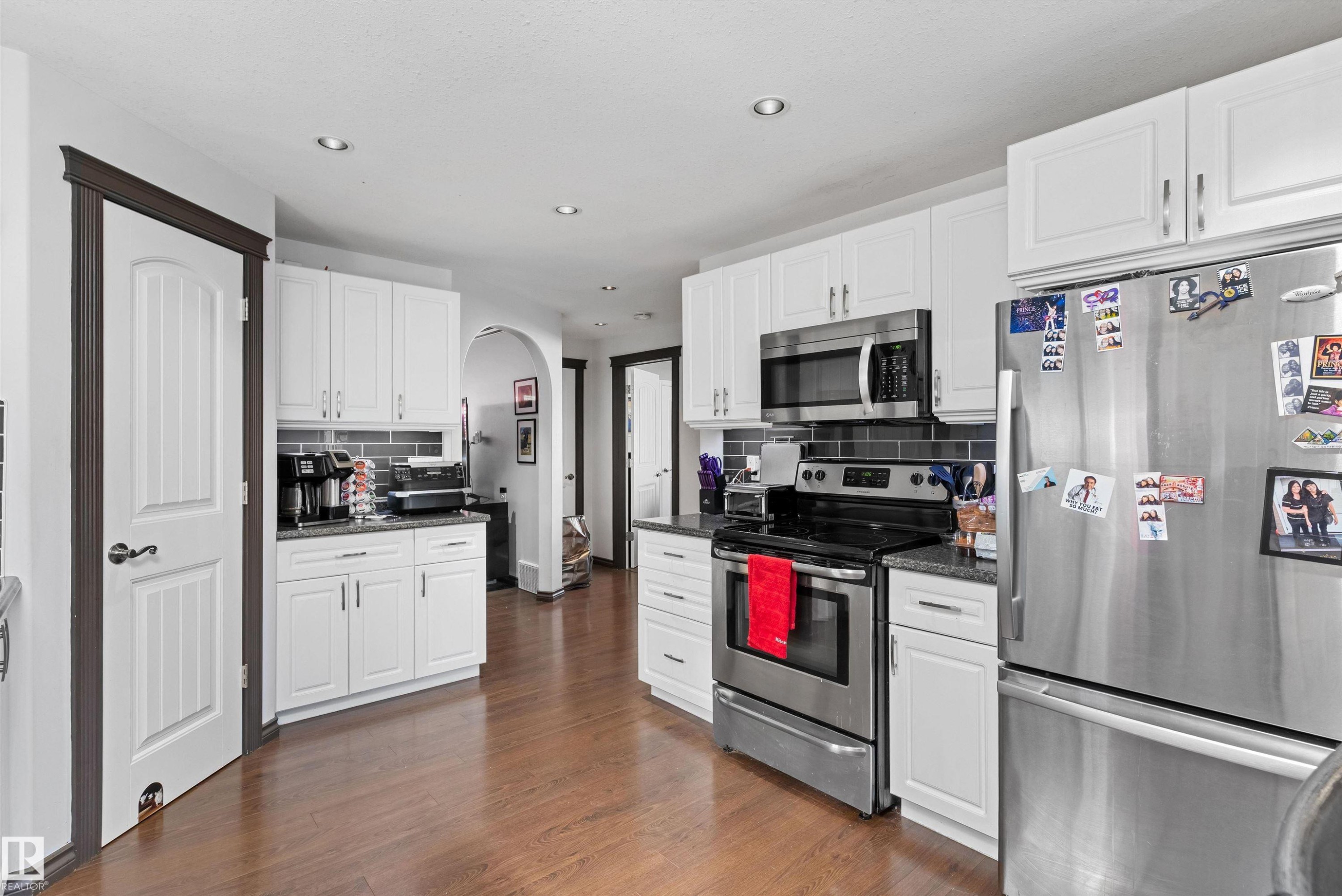 12 Dunluce Road Nw, Edmonton, AB - Indoor Photo Showing Kitchen