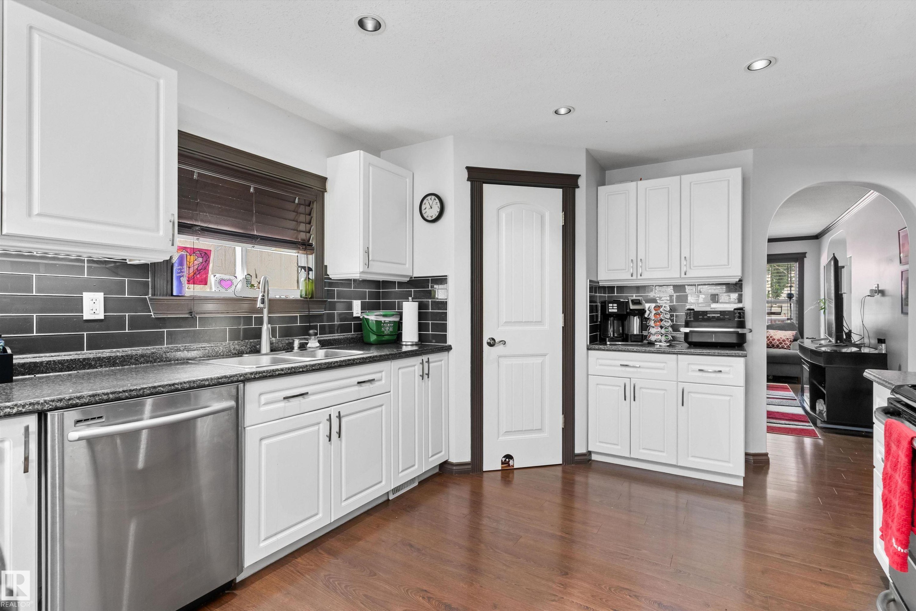 12 Dunluce Road Nw, Edmonton, AB - Indoor Photo Showing Kitchen