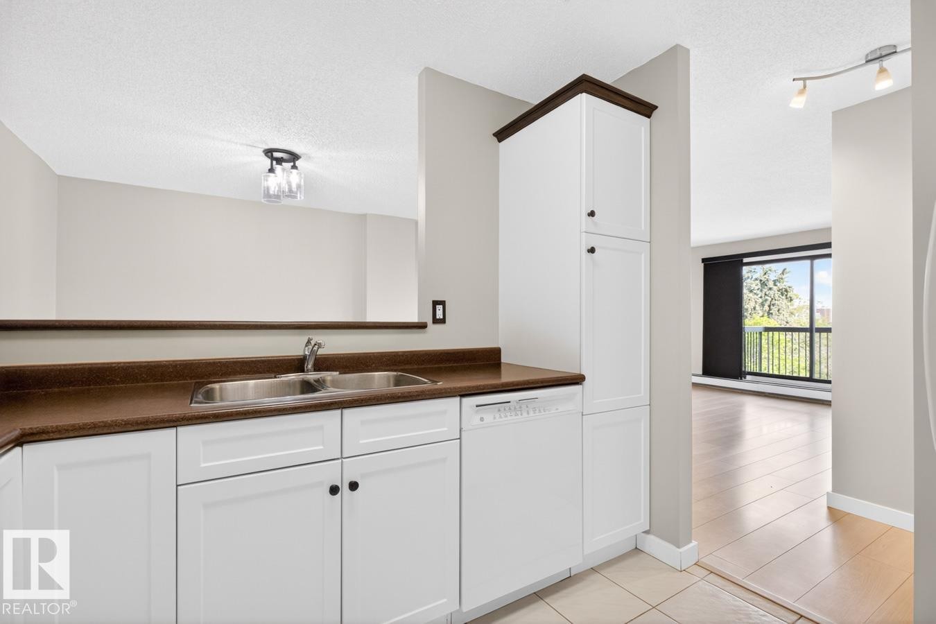#405 10545 Saskatchewan Dr Nw, Edmonton, AB - Indoor Photo Showing Kitchen With Double Sink