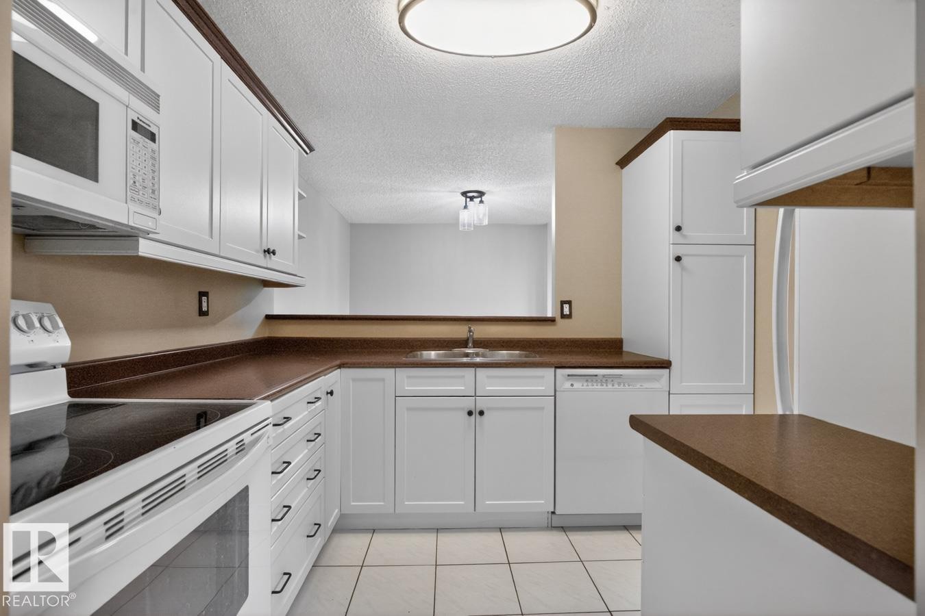 #405 10545 Saskatchewan Dr Nw, Edmonton, AB - Indoor Photo Showing Kitchen