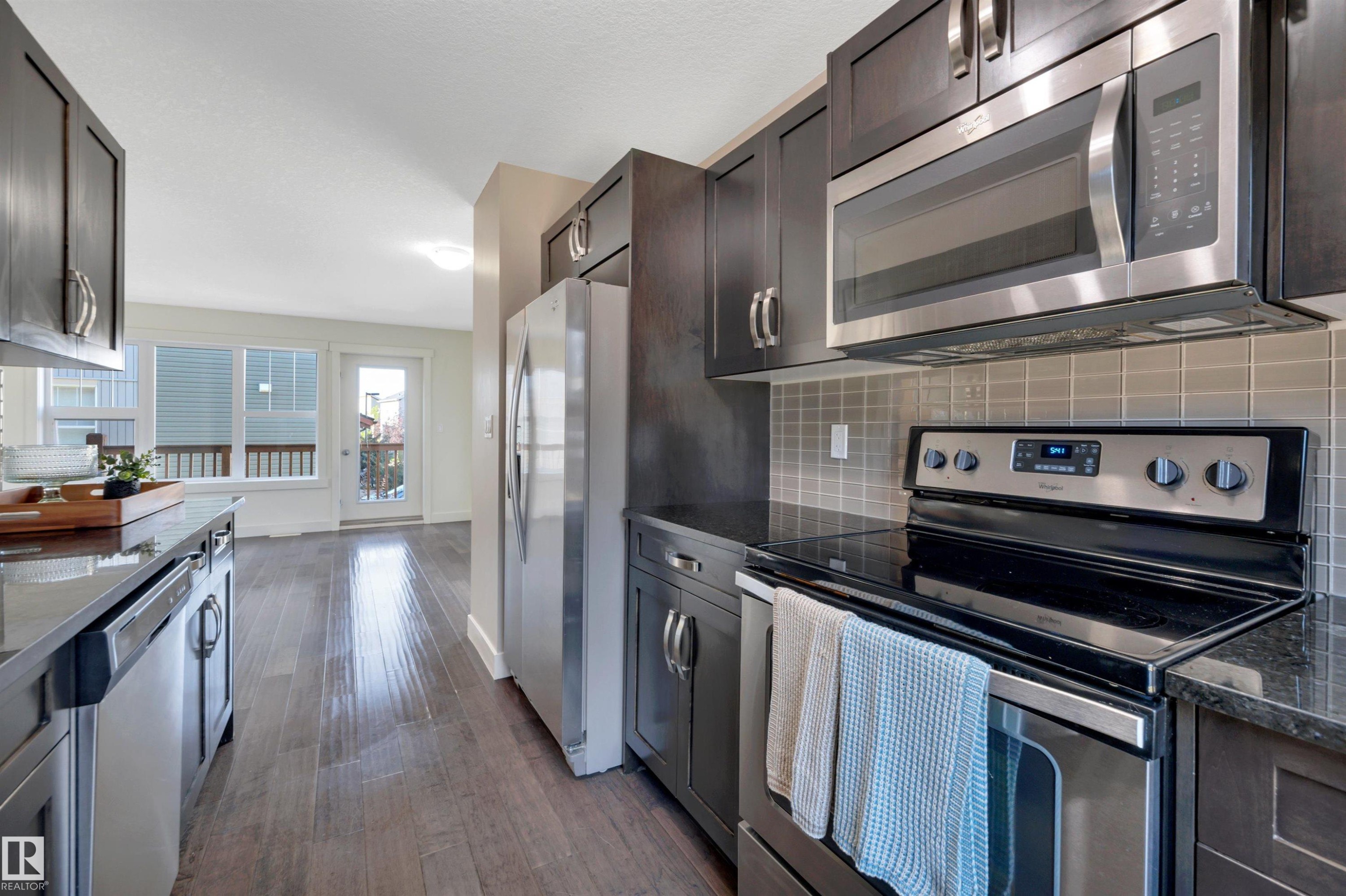 #296 401 Southfork Dr, Leduc, AB - Indoor Photo Showing Kitchen With Stainless Steel Kitchen With Upgraded Kitchen