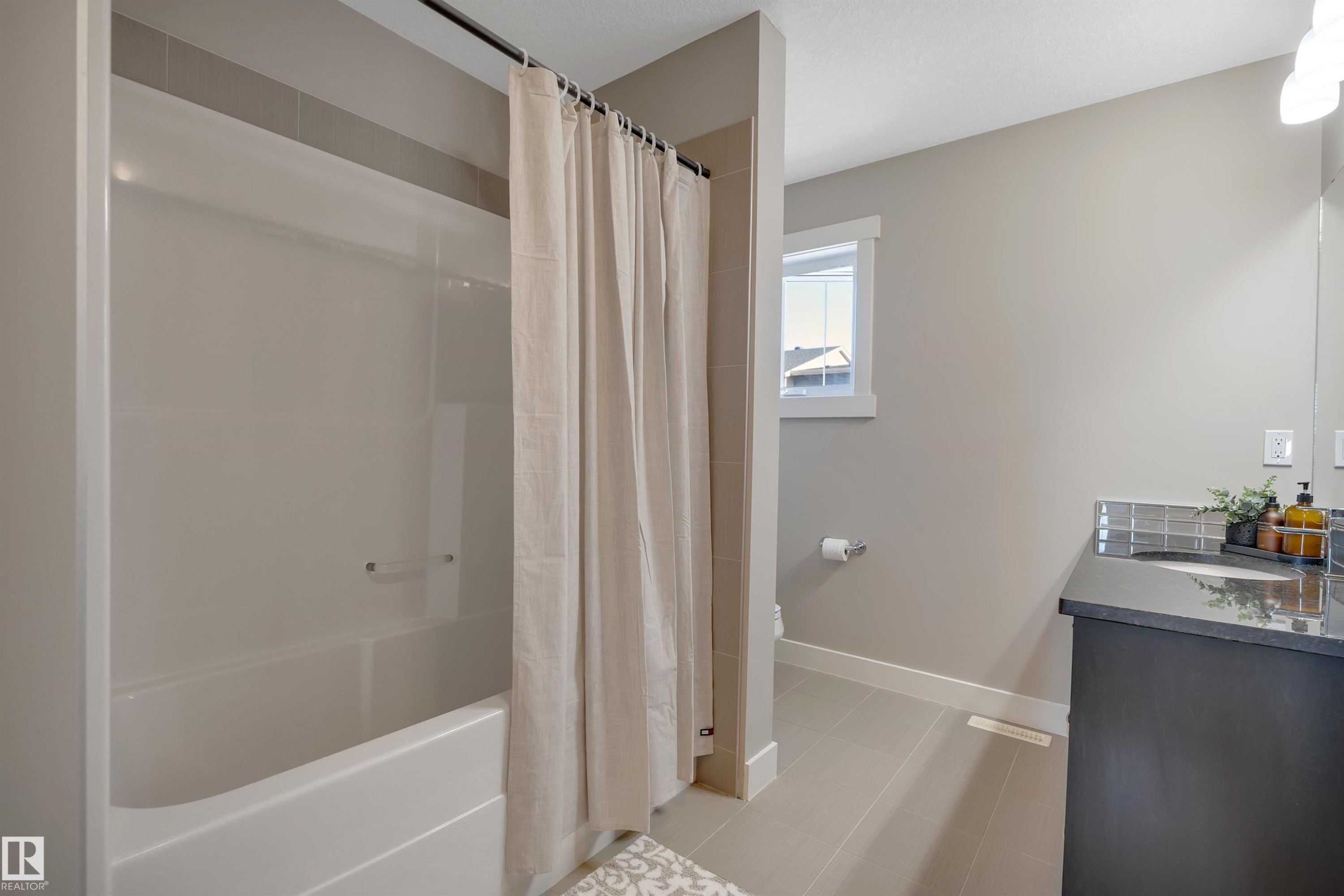 #296 401 Southfork Dr, Leduc, AB - Indoor Photo Showing Bathroom