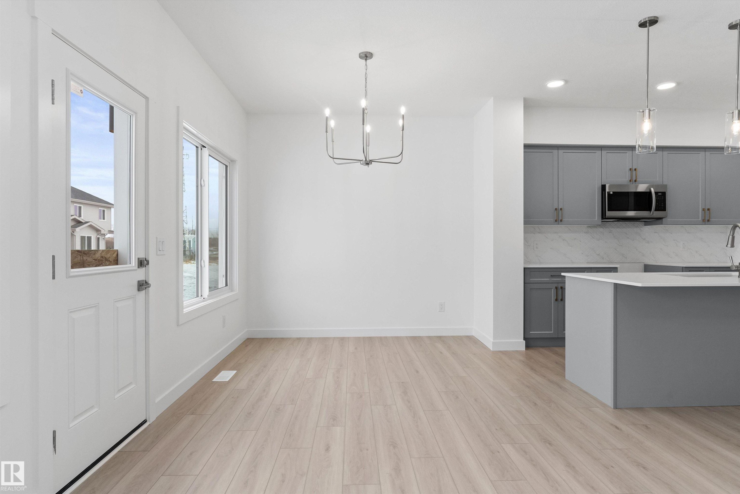 922 18 Avenue Nw, Edmonton, AB - Indoor Photo Showing Kitchen With Upgraded Kitchen