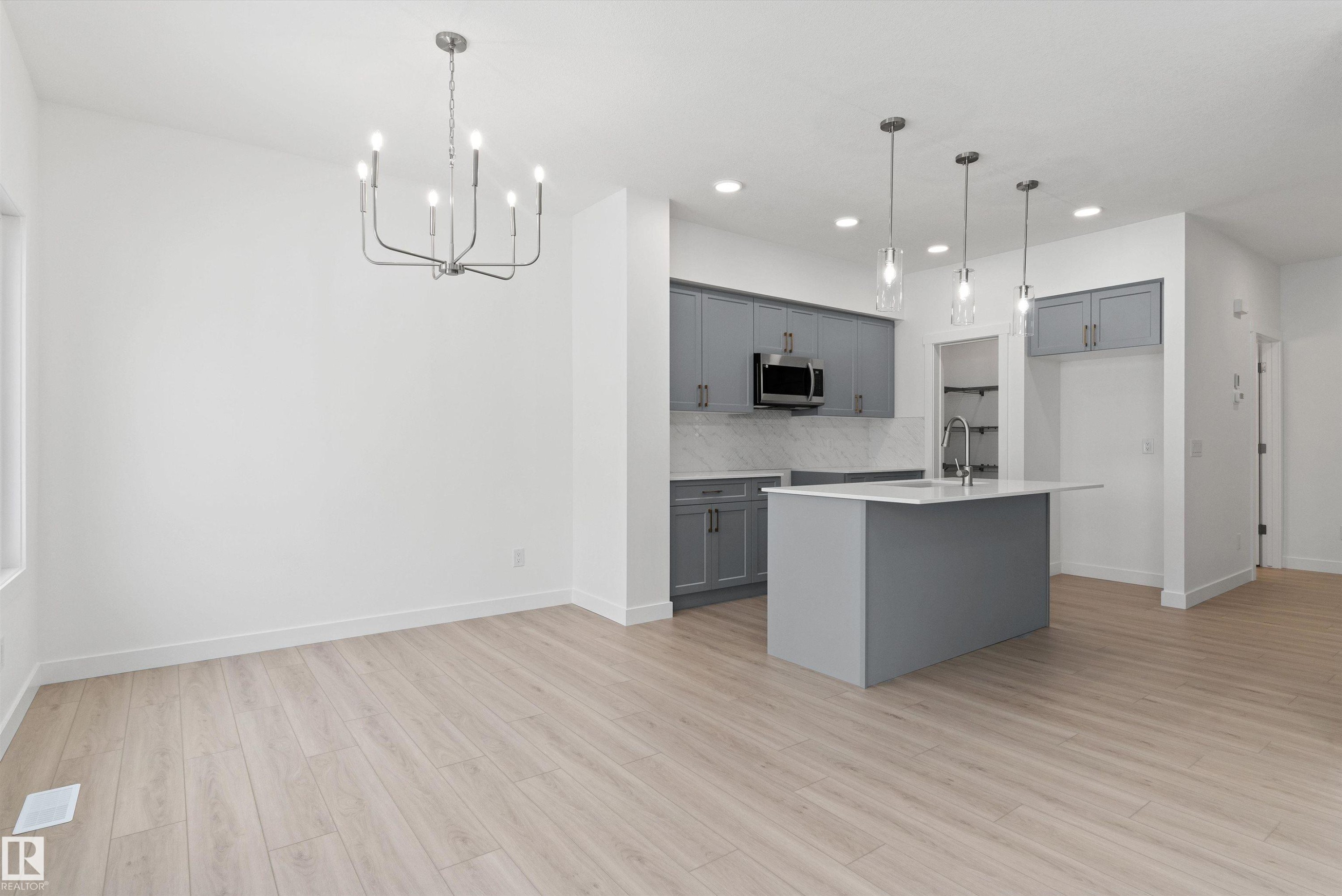 922 18 Avenue Nw, Edmonton, AB - Indoor Photo Showing Kitchen With Upgraded Kitchen