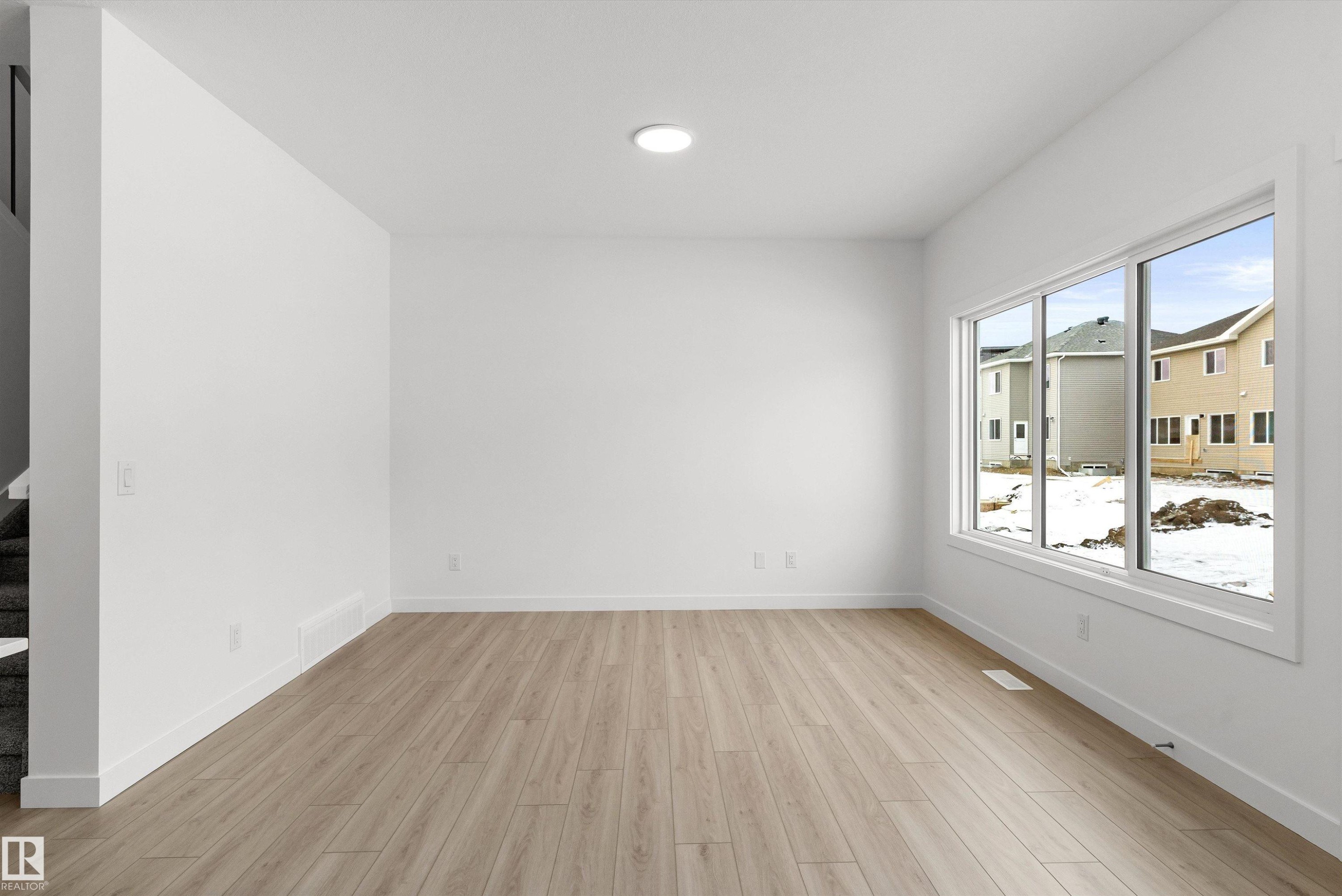 922 18 Avenue Nw, Edmonton, AB - Indoor Photo Showing Other Room