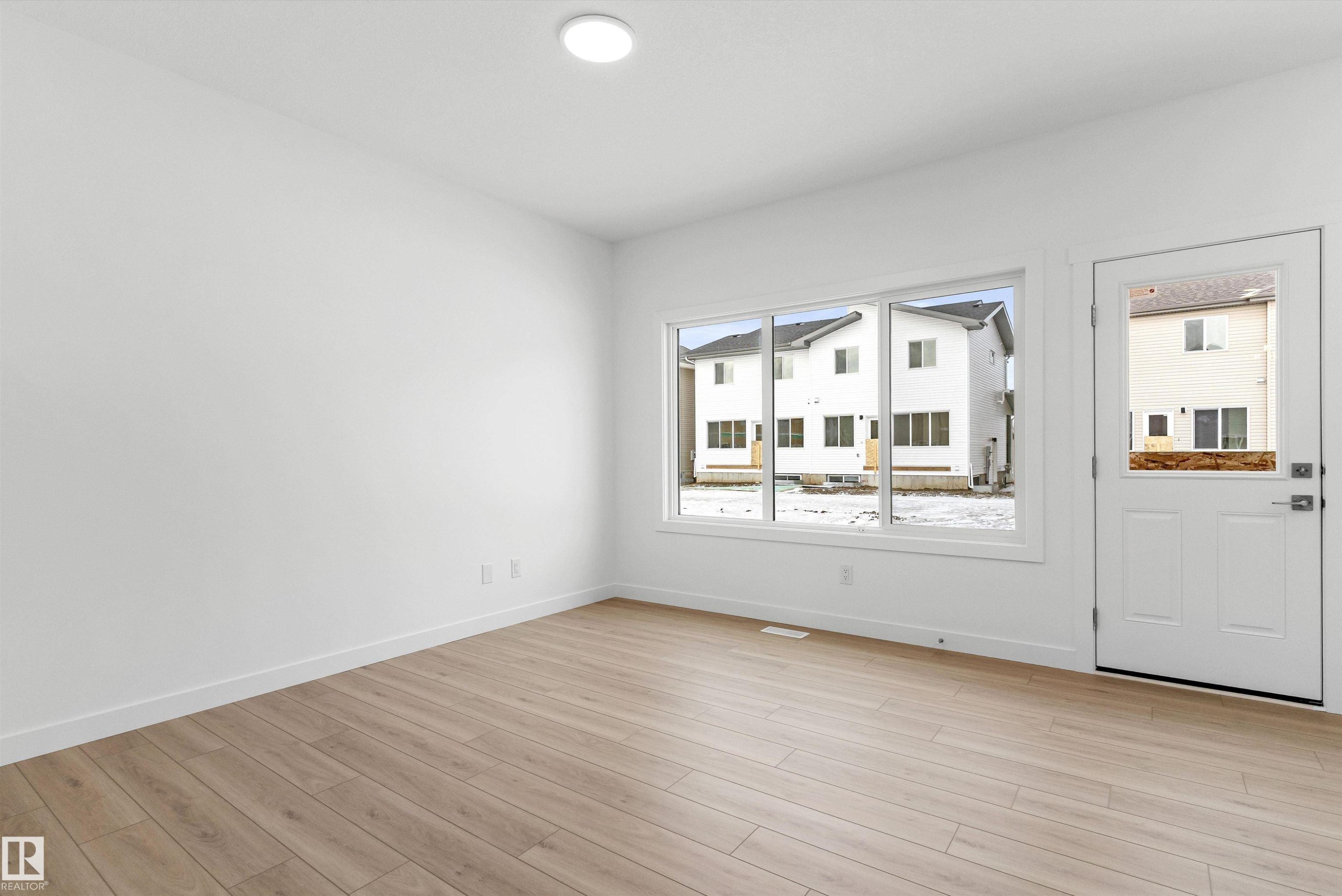 922 18 Avenue Nw, Edmonton, AB - Indoor Photo Showing Other Room