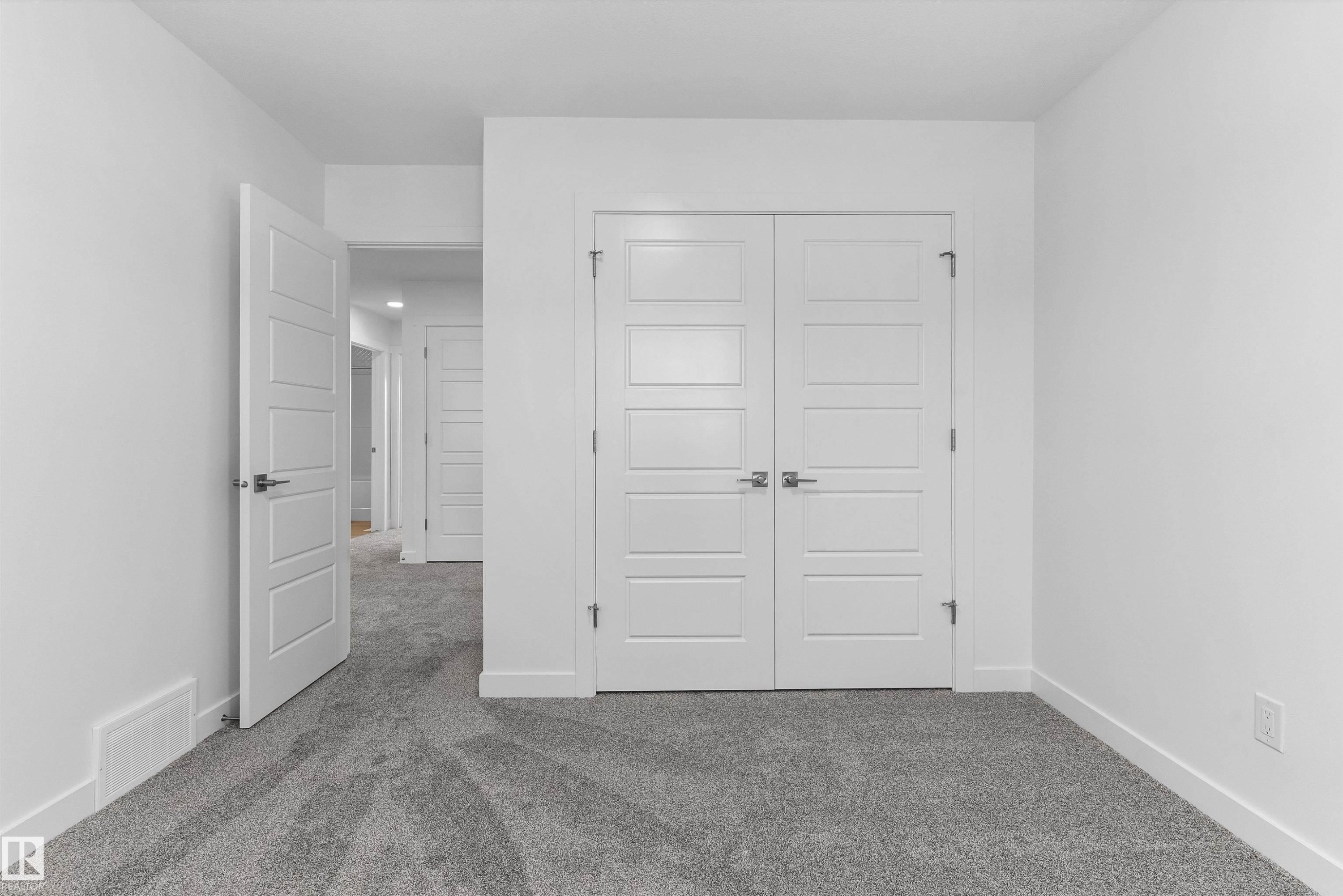 922 18 Avenue Nw, Edmonton, AB - Indoor Photo Showing Other Room