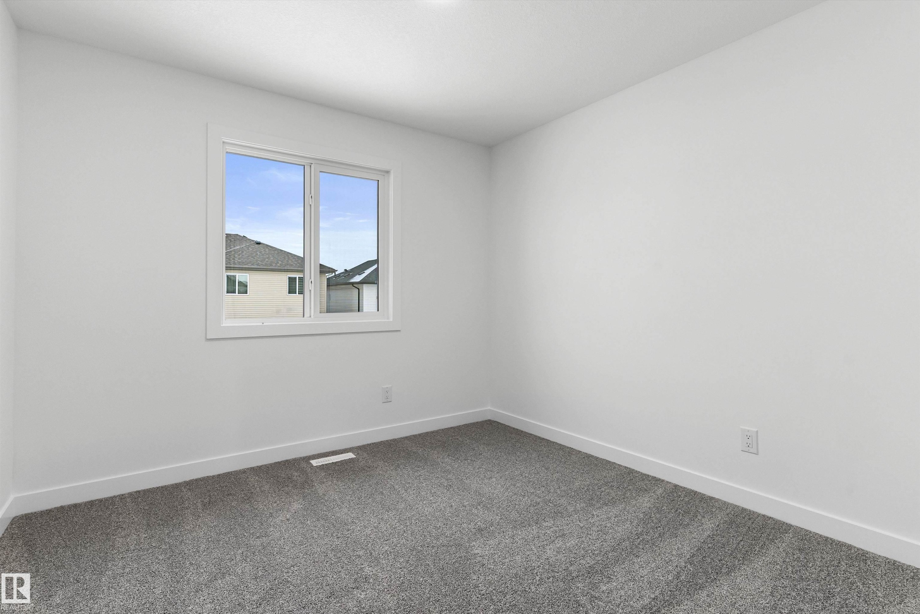 922 18 Avenue Nw, Edmonton, AB - Indoor Photo Showing Other Room