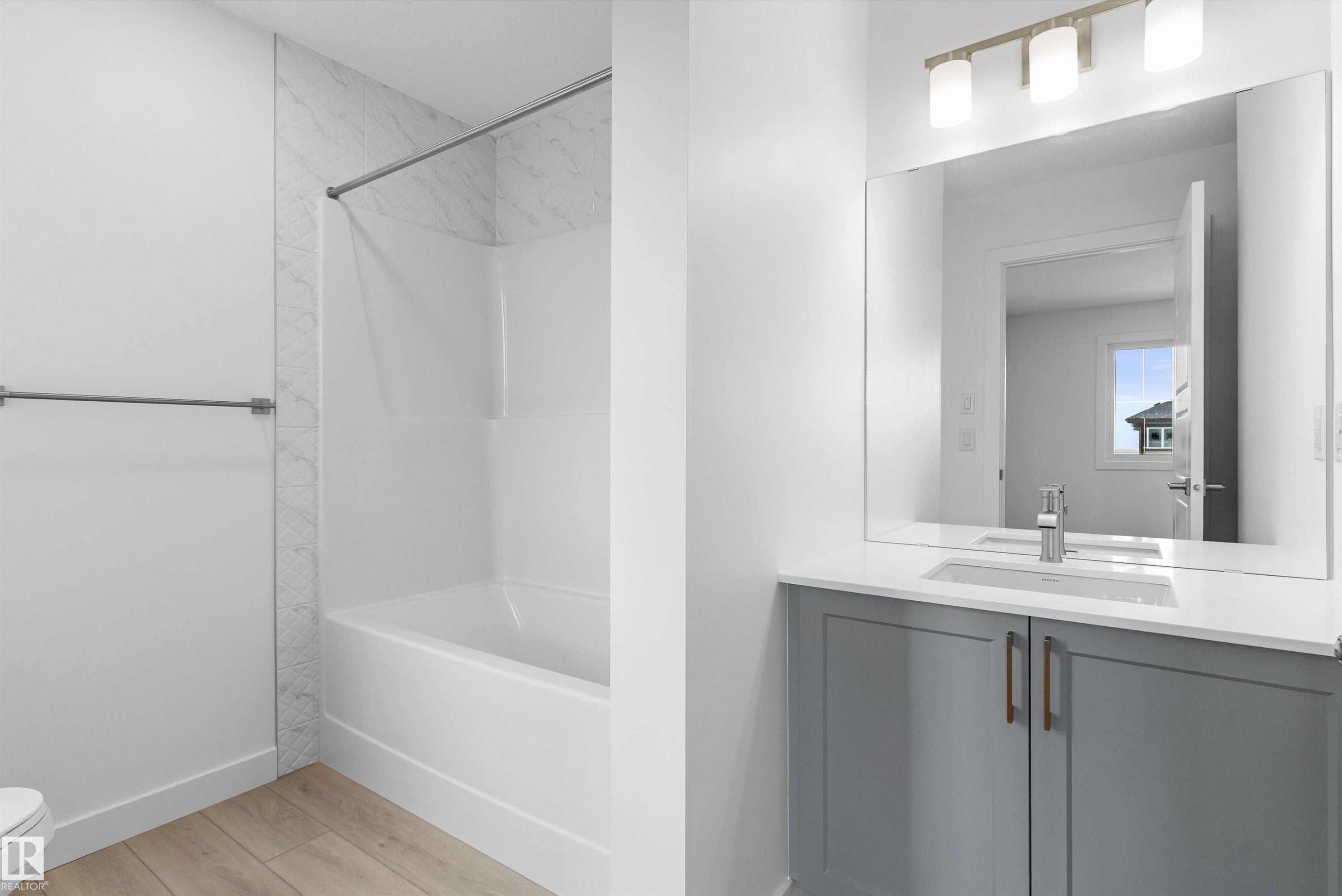 922 18 Avenue Nw, Edmonton, AB - Indoor Photo Showing Bathroom