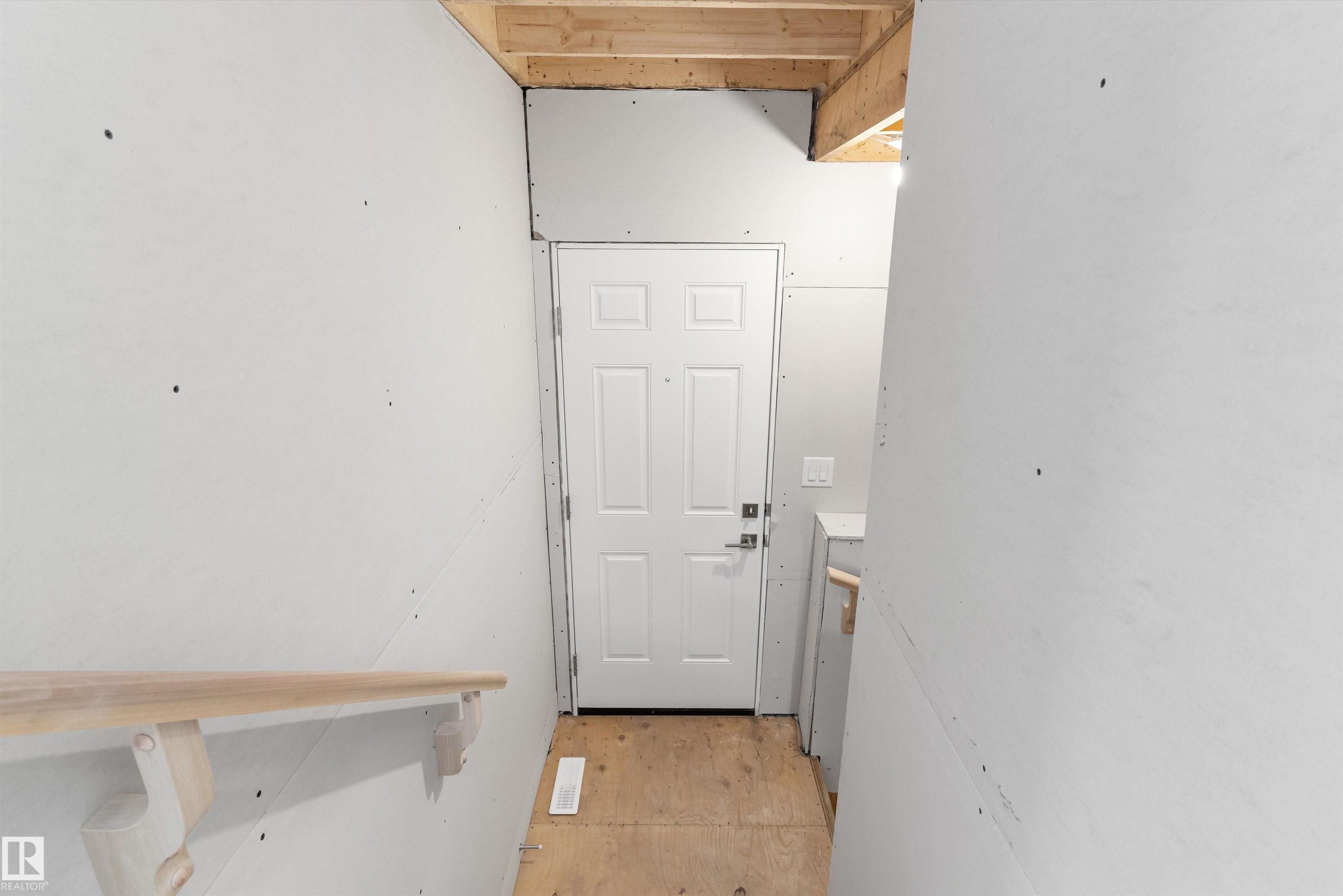 922 18 Avenue Nw, Edmonton, AB - Indoor Photo Showing Other Room