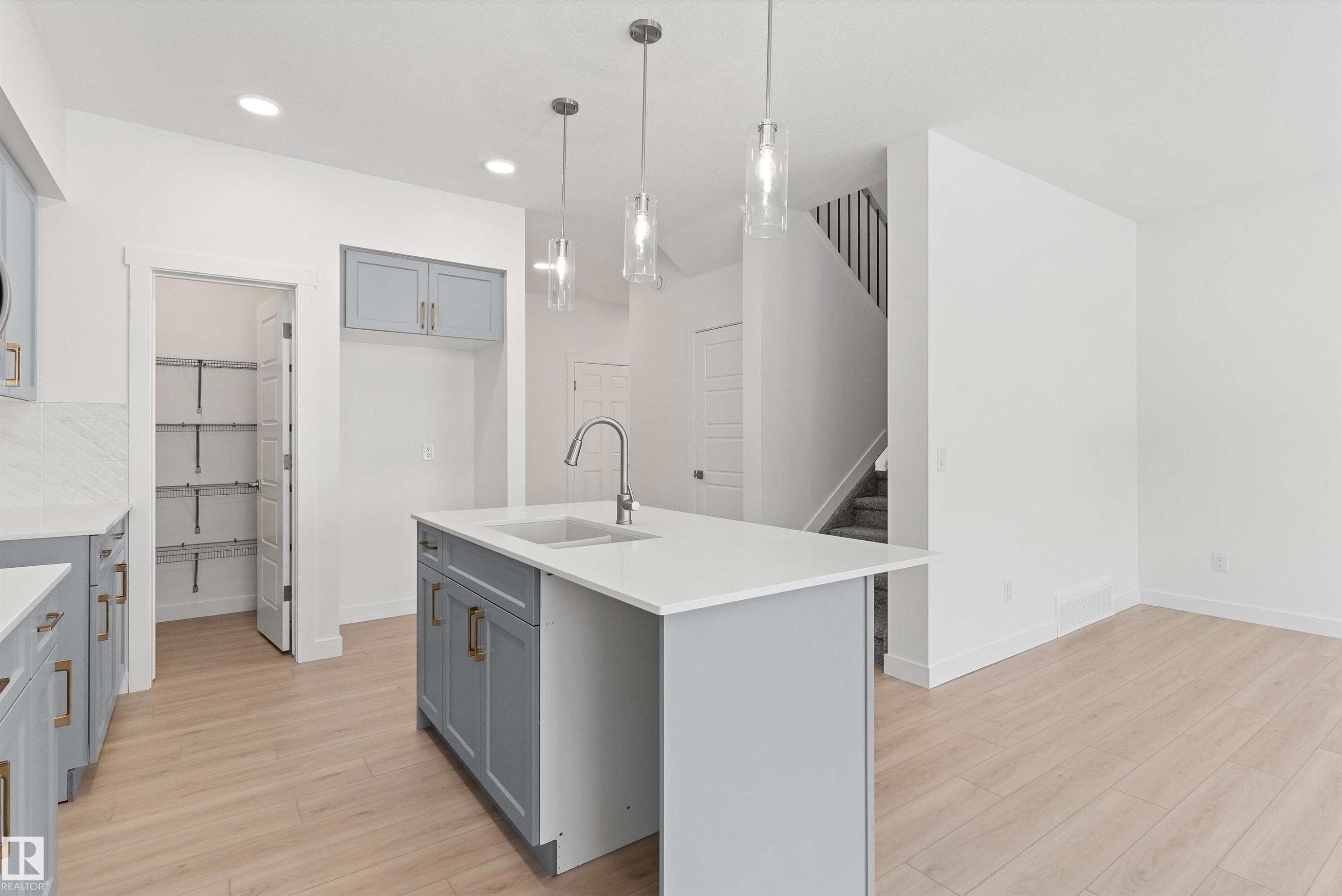 922 18 Avenue Nw, Edmonton, AB - Indoor Photo Showing Kitchen With Upgraded Kitchen
