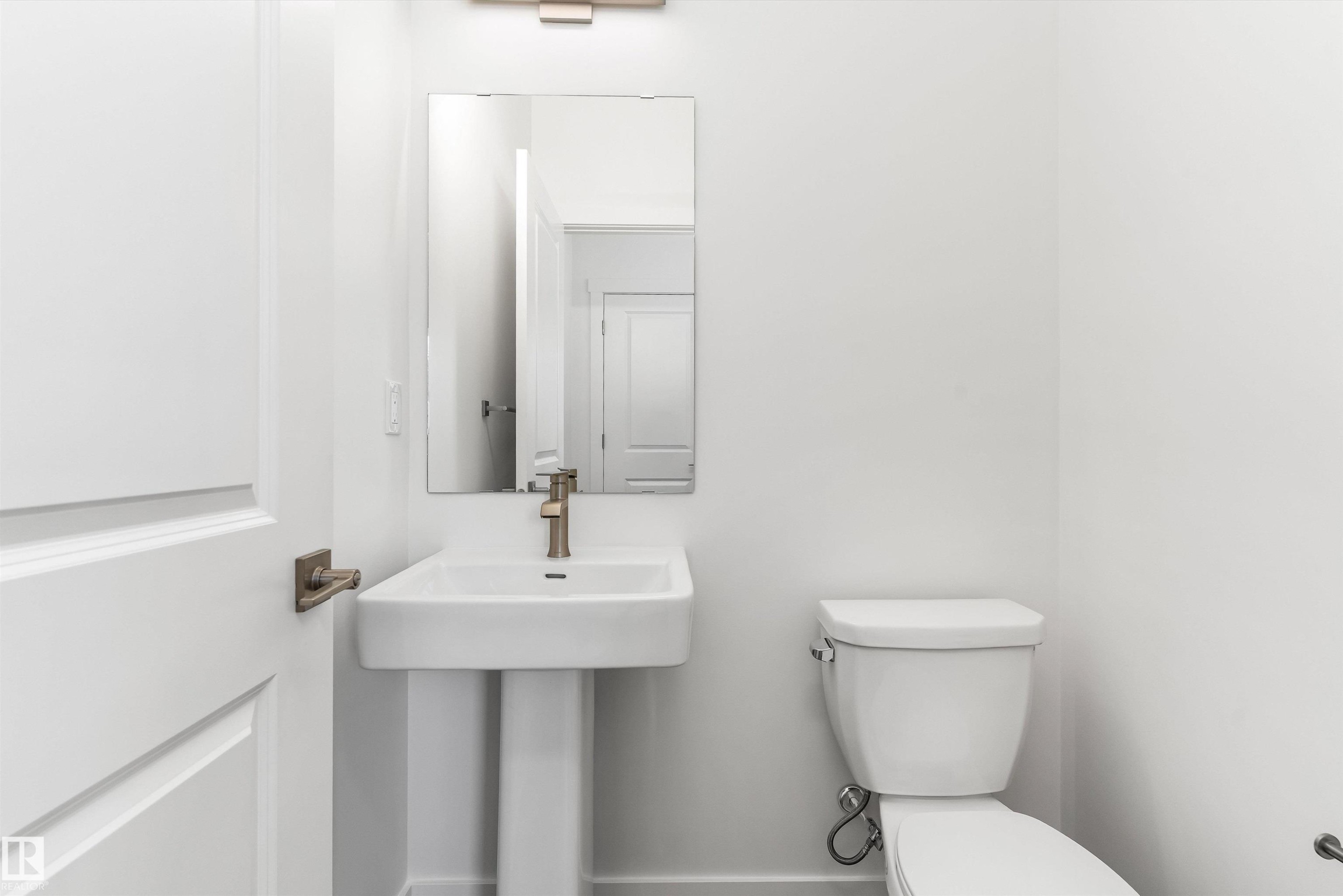 1012 14 Avenue Nw, Edmonton, AB - Indoor Photo Showing Bathroom