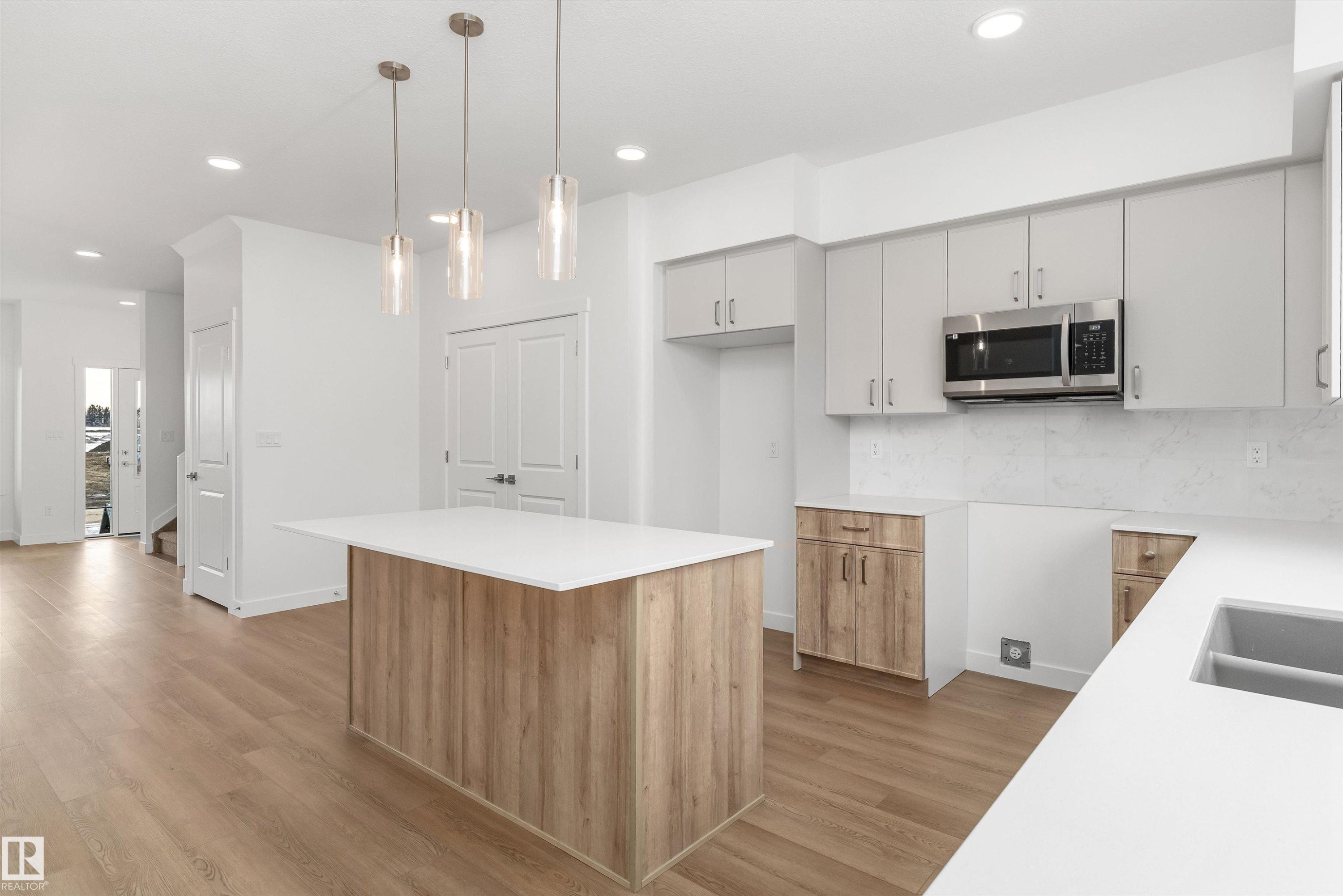 1012 14 Avenue Nw, Edmonton, AB - Indoor Photo Showing Kitchen