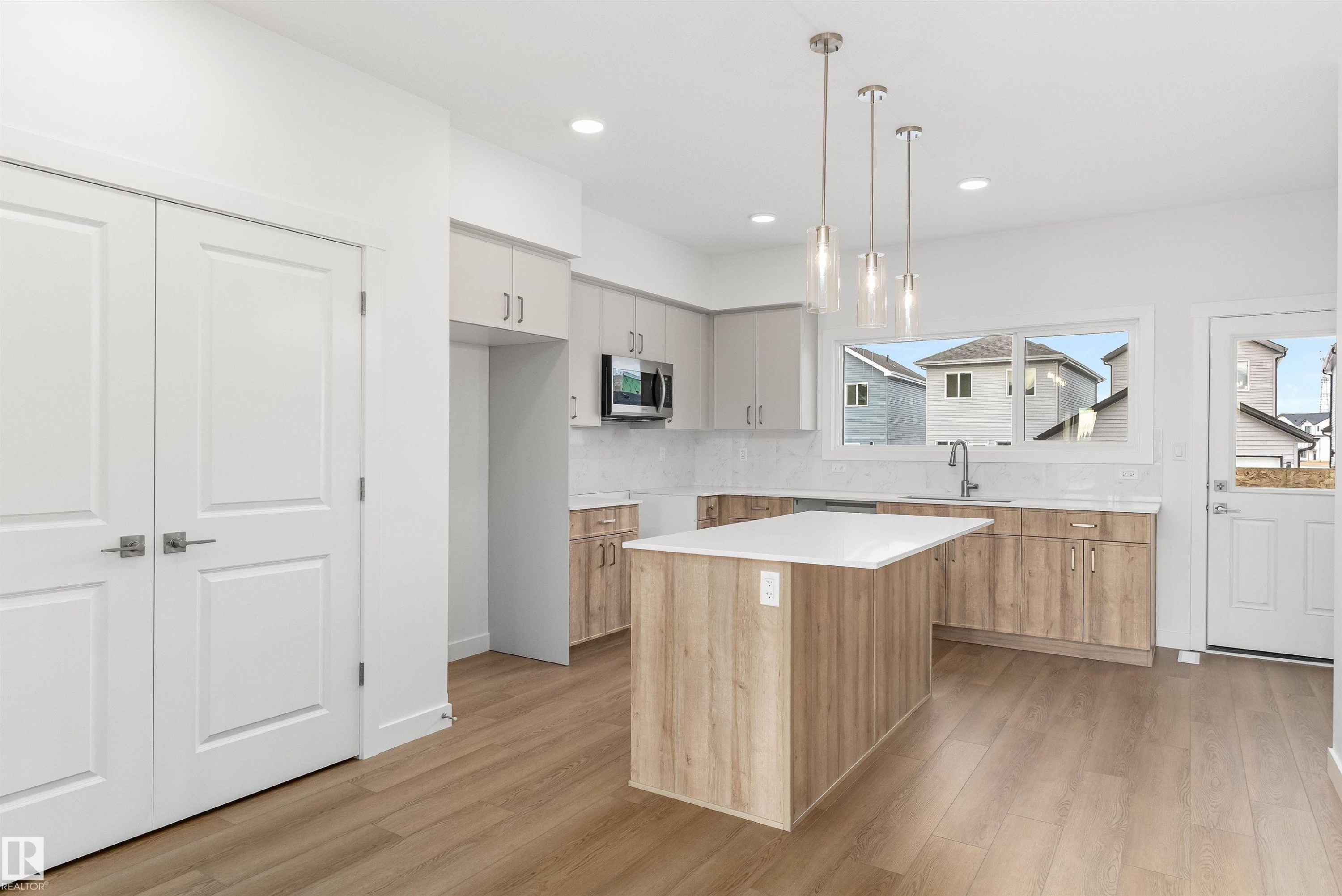 1012 14 Avenue Nw, Edmonton, AB - Indoor Photo Showing Kitchen