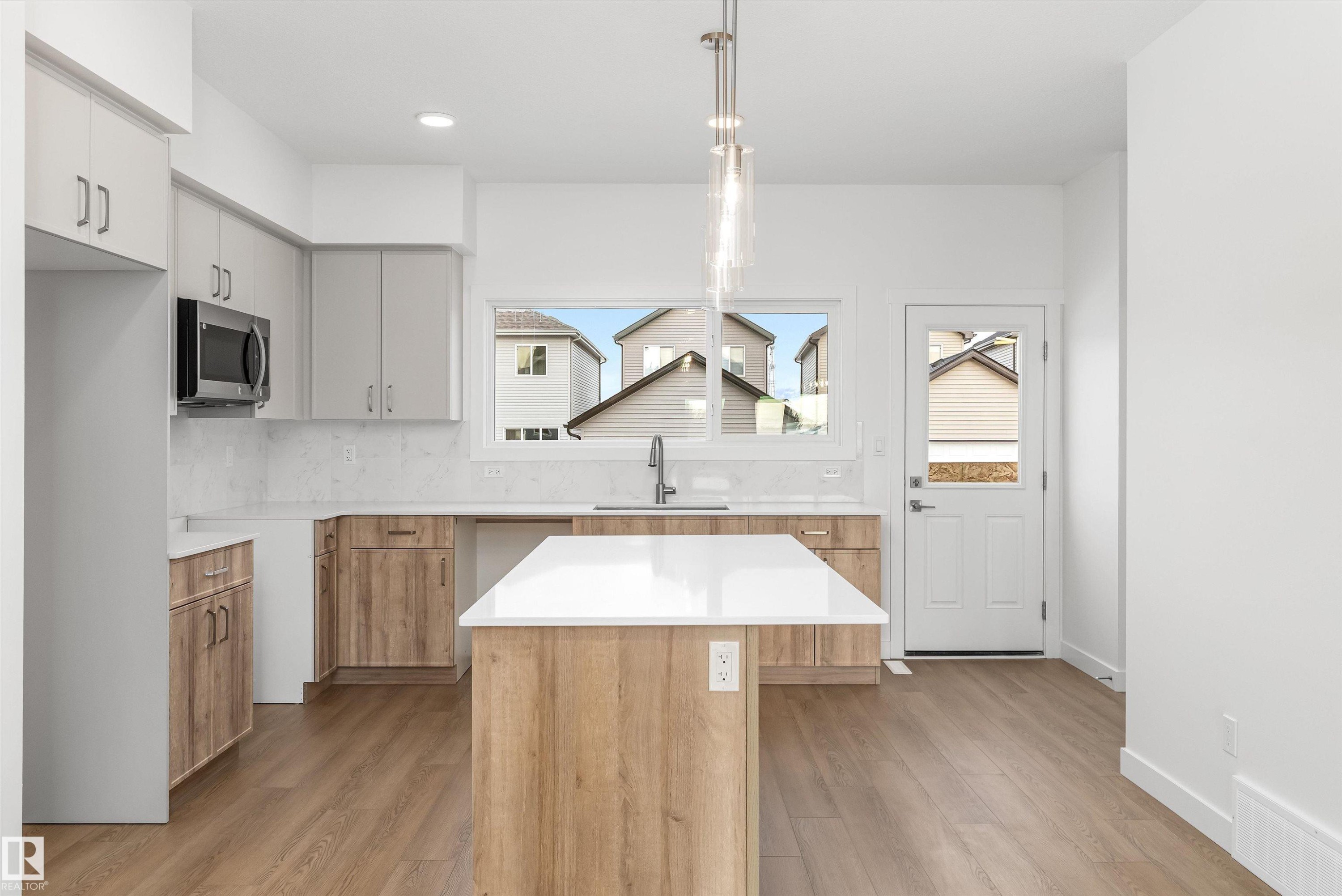 1012 14 Avenue Nw, Edmonton, AB - Indoor Photo Showing Kitchen