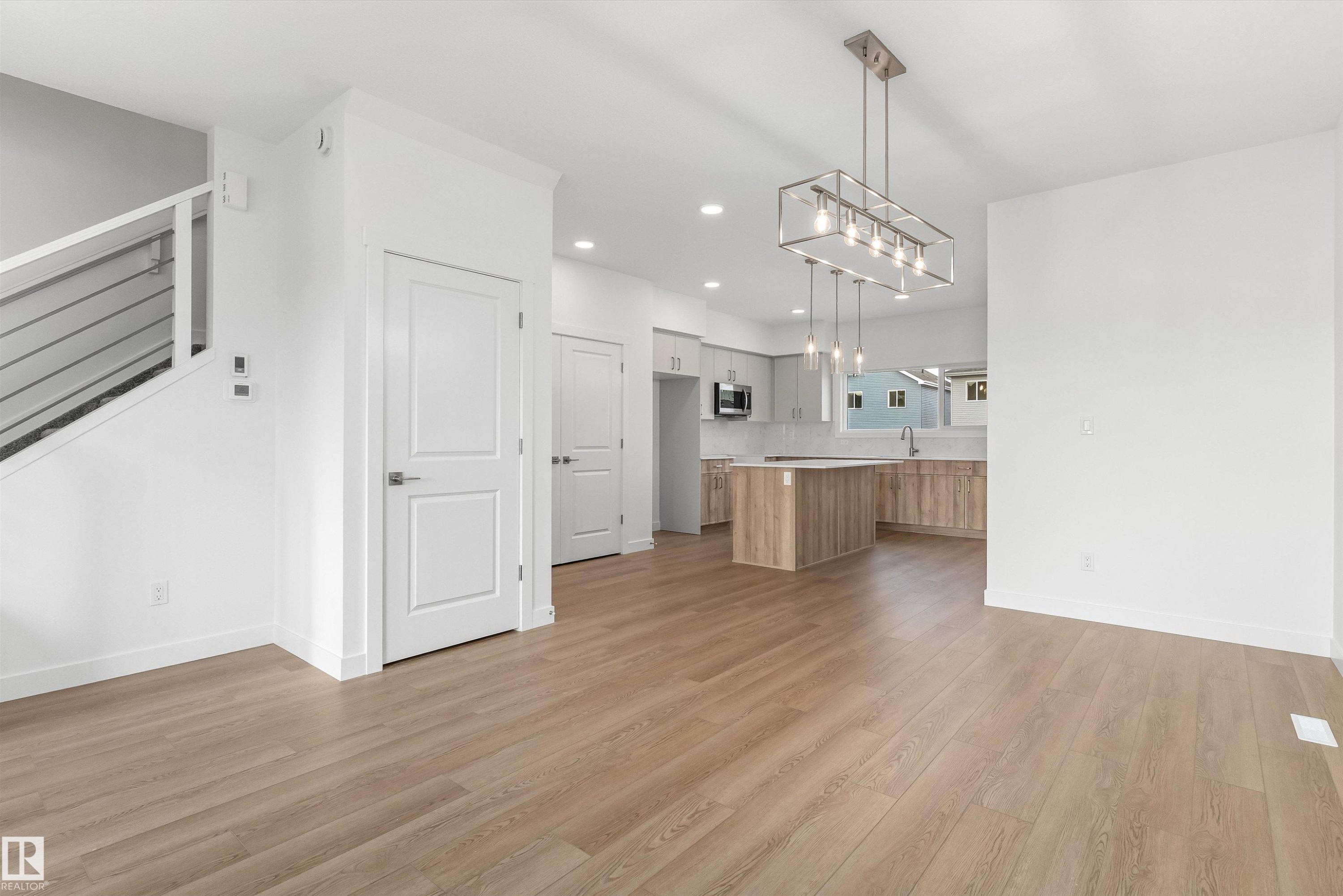 1012 14 Avenue Nw, Edmonton, AB - Indoor Photo Showing Other Room