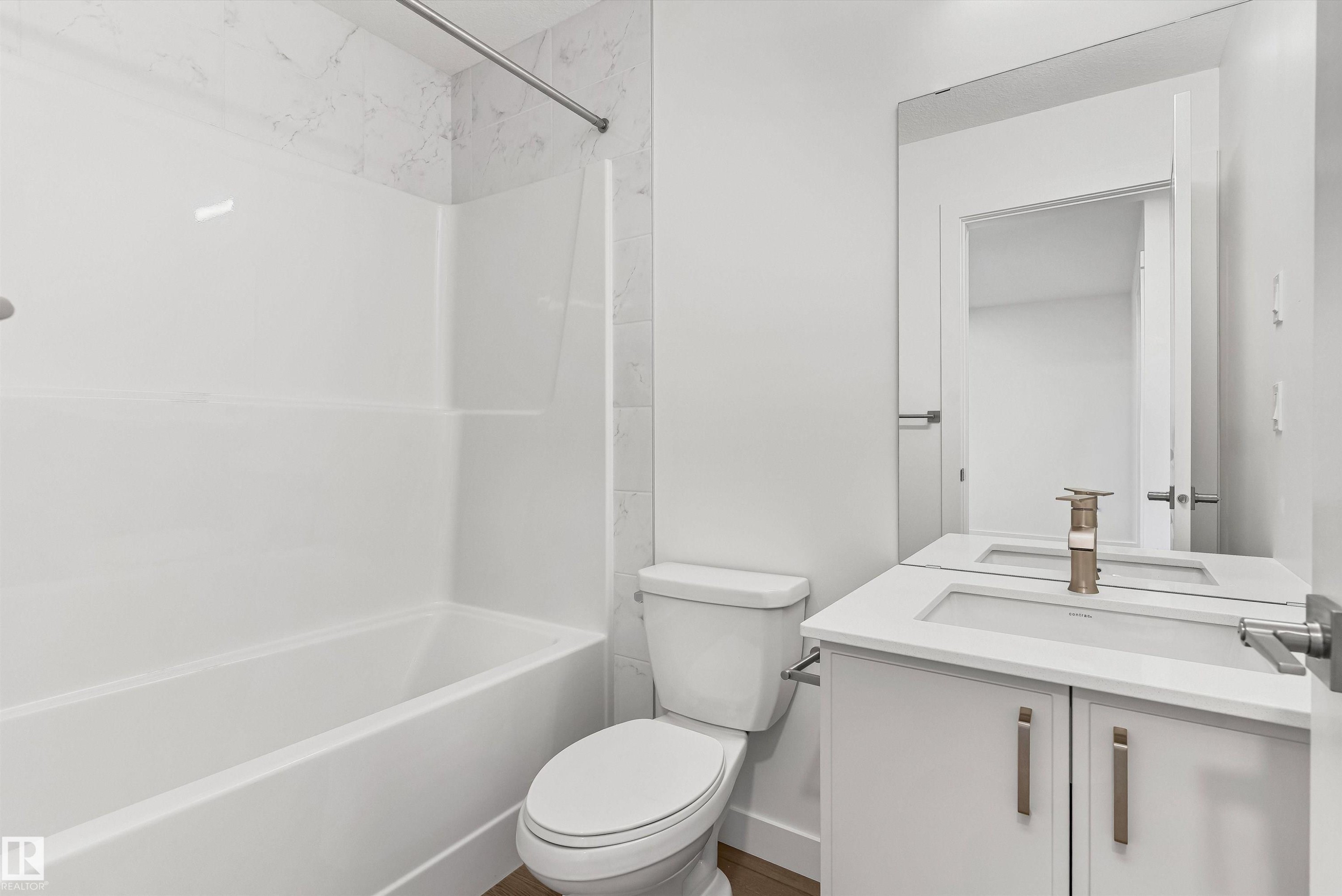 1012 14 Avenue Nw, Edmonton, AB - Indoor Photo Showing Bathroom