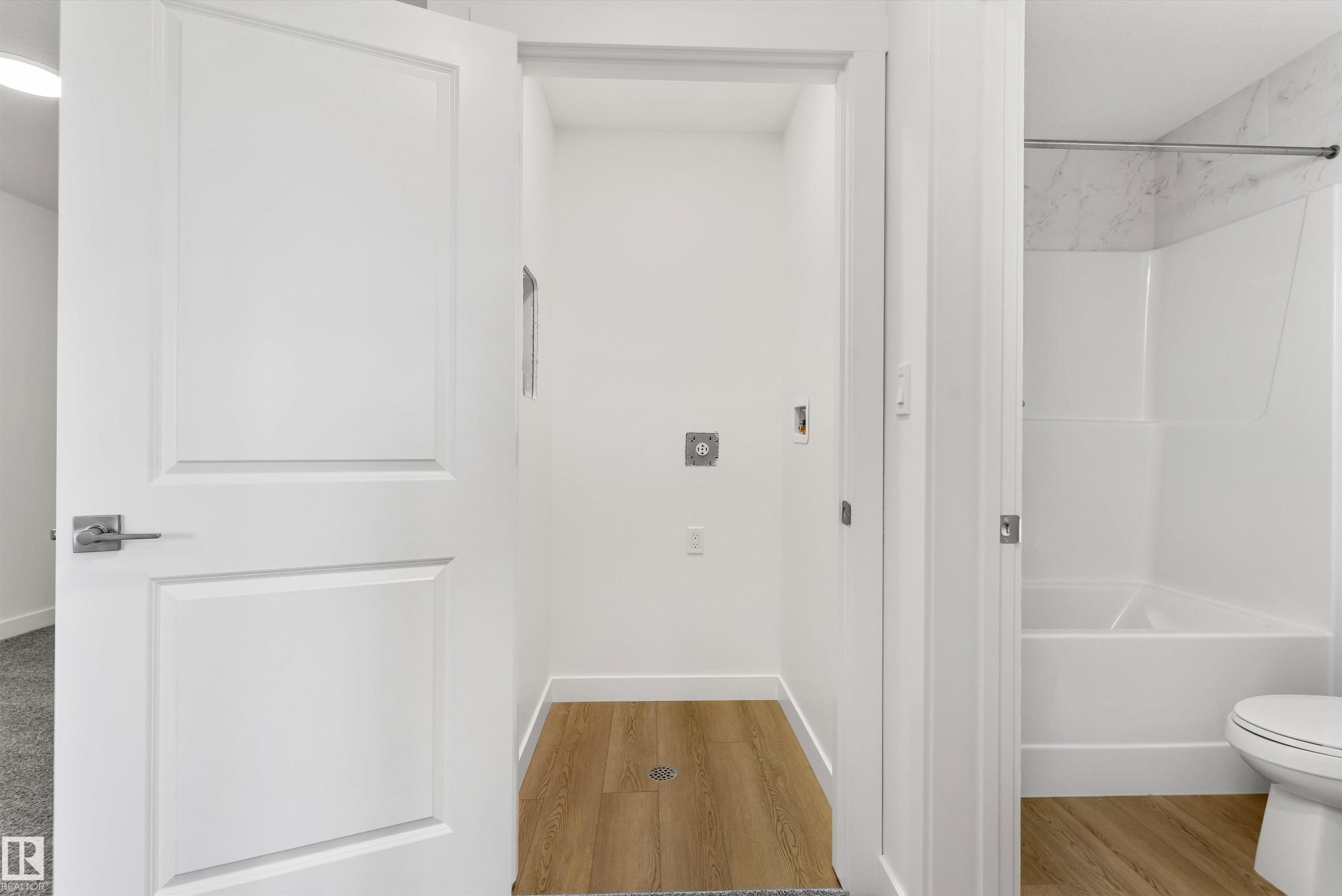 1012 14 Avenue Nw, Edmonton, AB - Indoor Photo Showing Bathroom