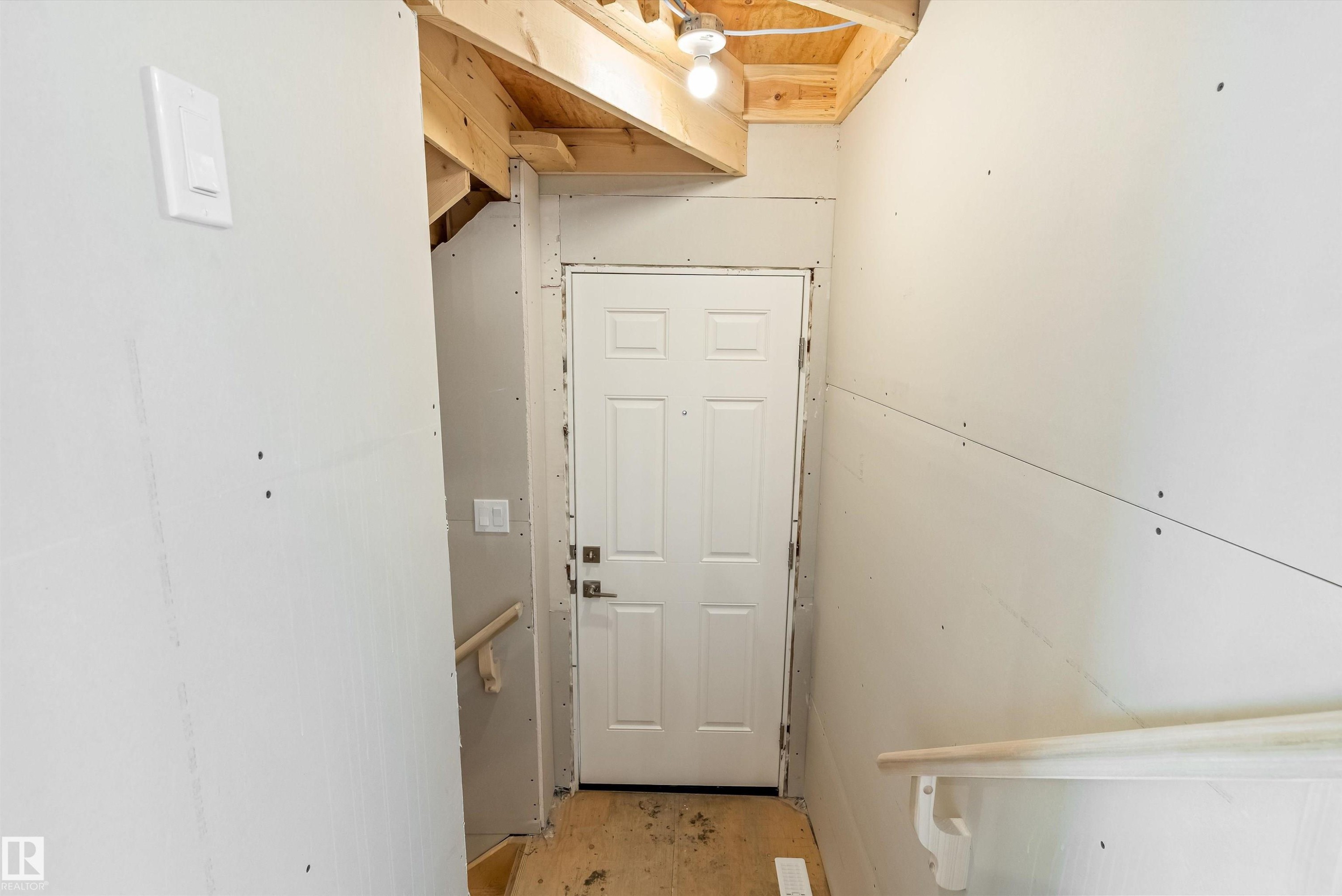 1012 14 Avenue Nw, Edmonton, AB - Indoor Photo Showing Other Room