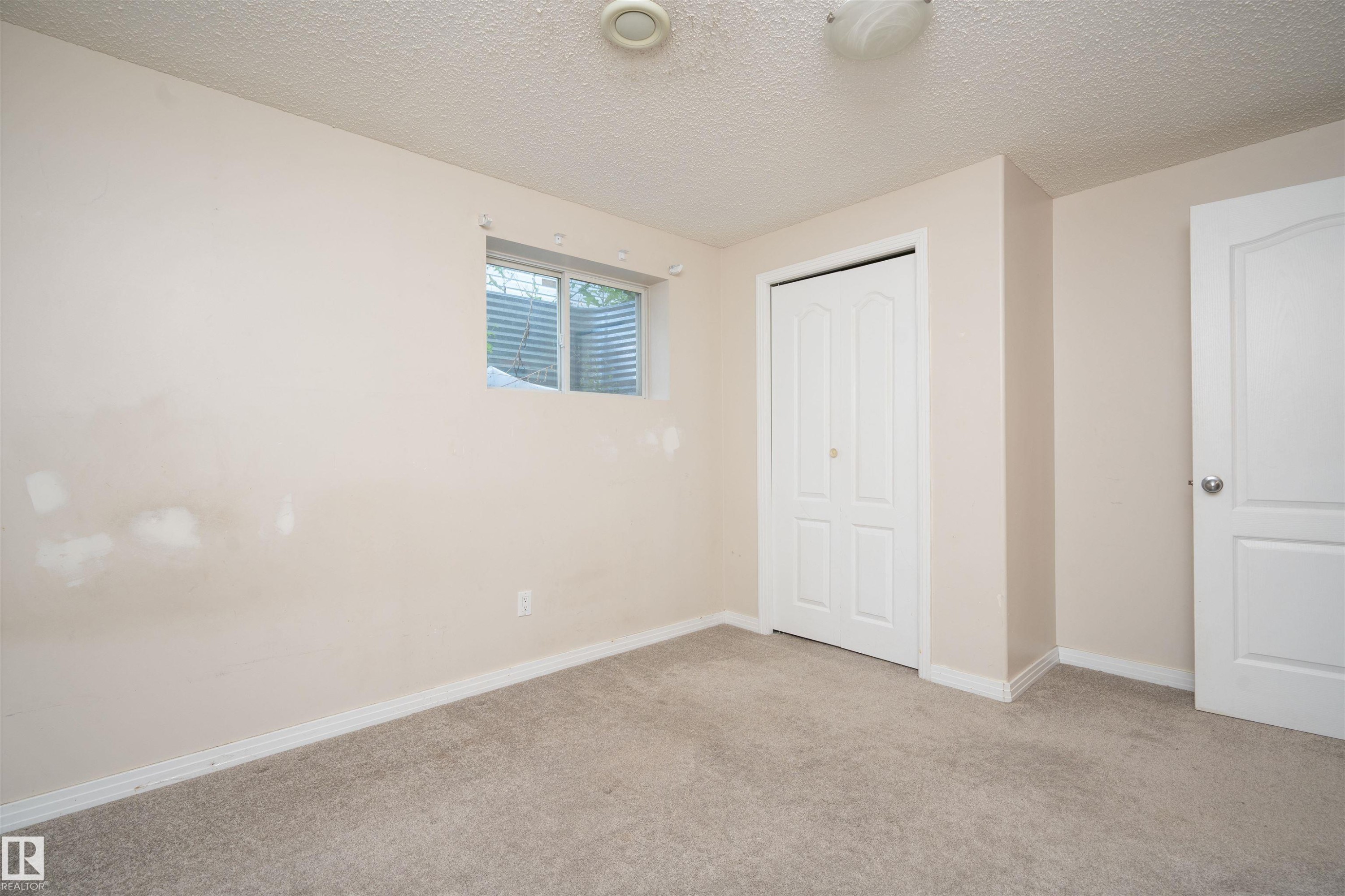 Neutral carpet flooring - 1009 Macewan Close Sw, Edmonton, AB - Indoor Photo Showing Other Room