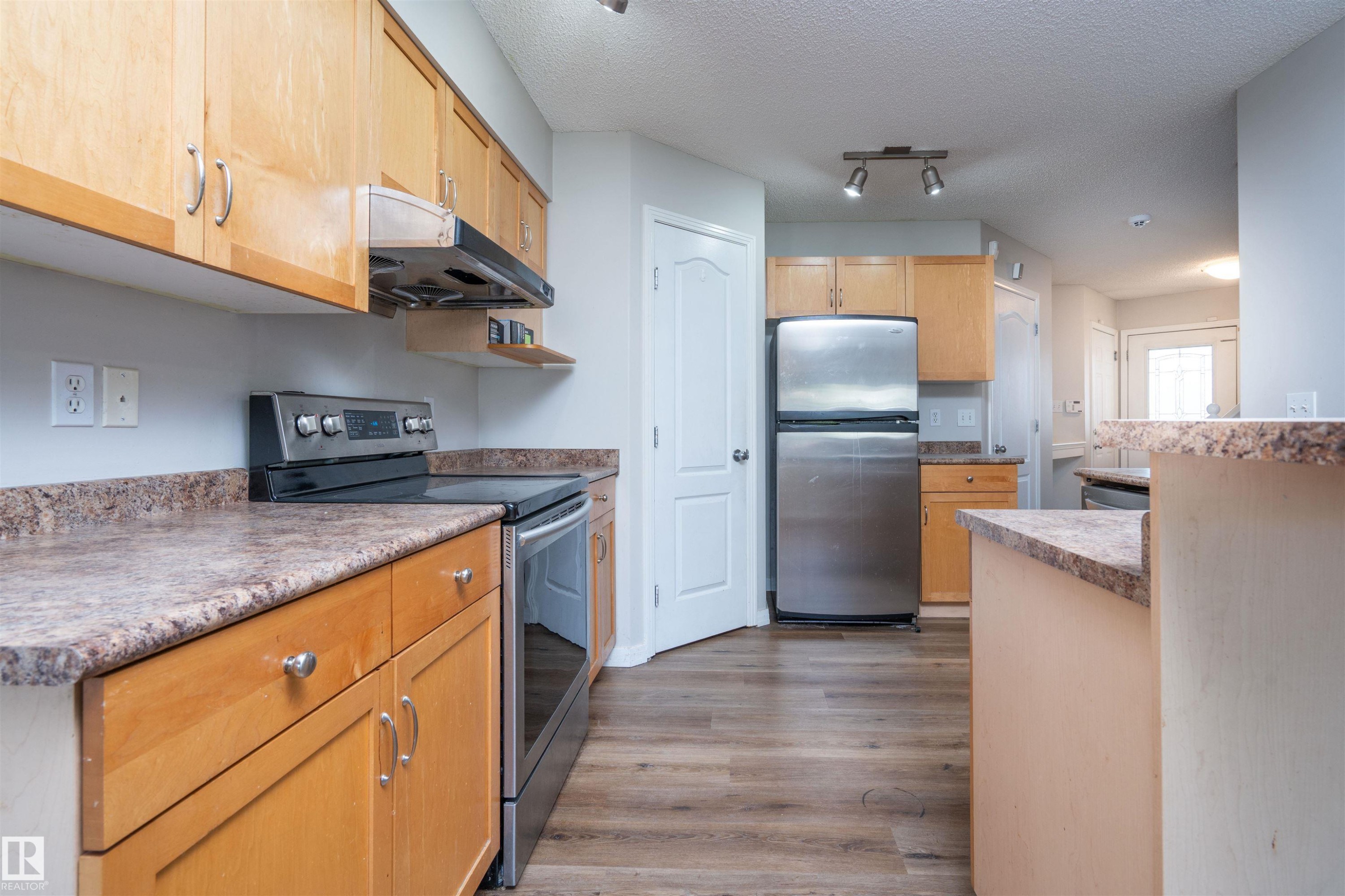 Light wood cabinetry with stainless steel hardware - 1009 Macewan Close Sw, Edmonton, AB - Indoor Photo Showing Kitchen