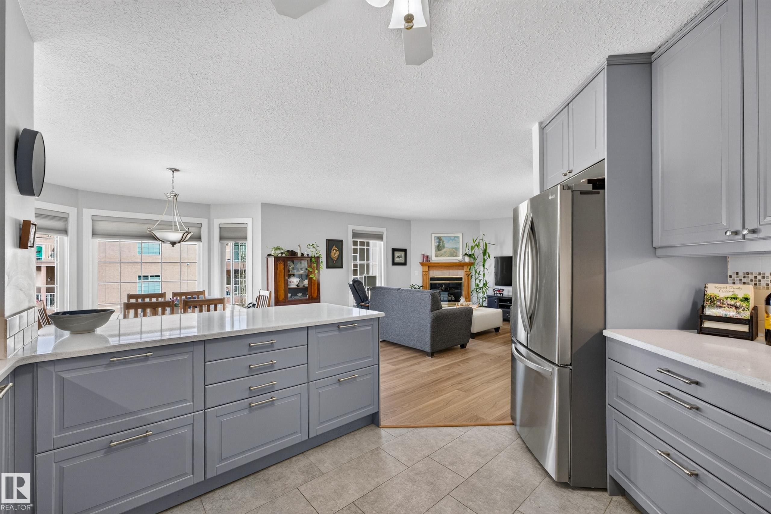 #405 3 Perron St, St. Albert, AB - Indoor Photo Showing Kitchen