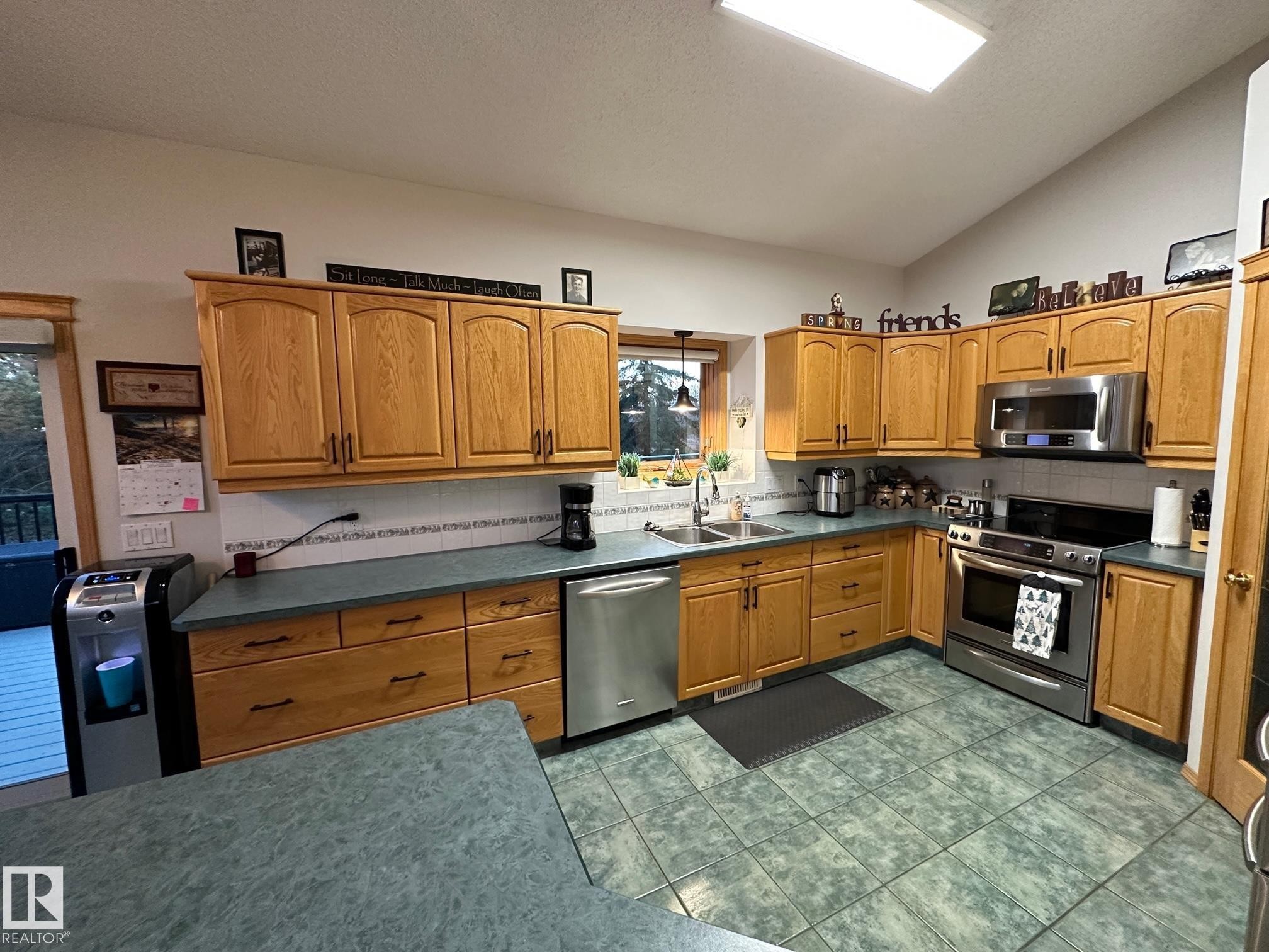 27519 79 Avenue, Stony Plain, AB - Indoor Photo Showing Kitchen With Double Sink