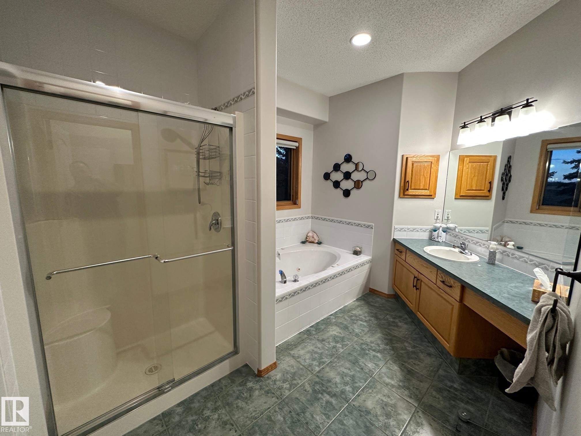 27519 79 Avenue, Stony Plain, AB - Indoor Photo Showing Bathroom