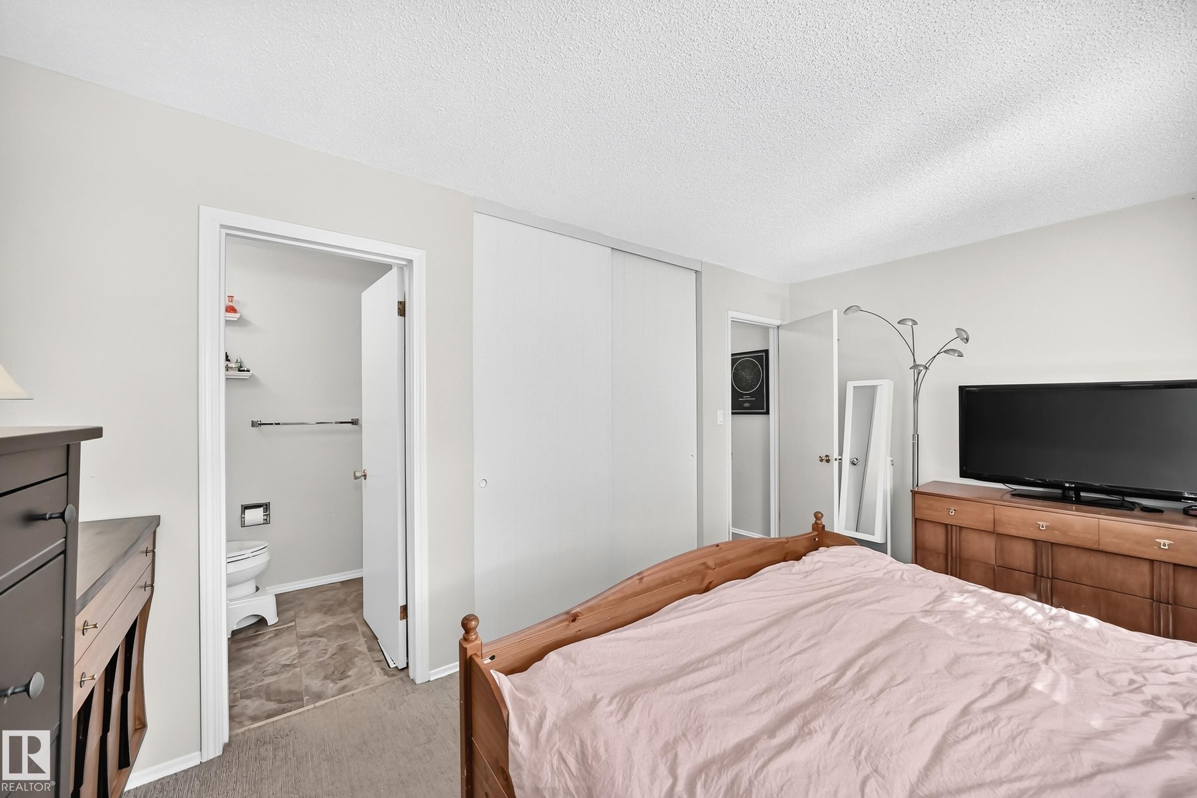 3516 117A Street Nw, Edmonton, AB - Indoor Photo Showing Bedroom