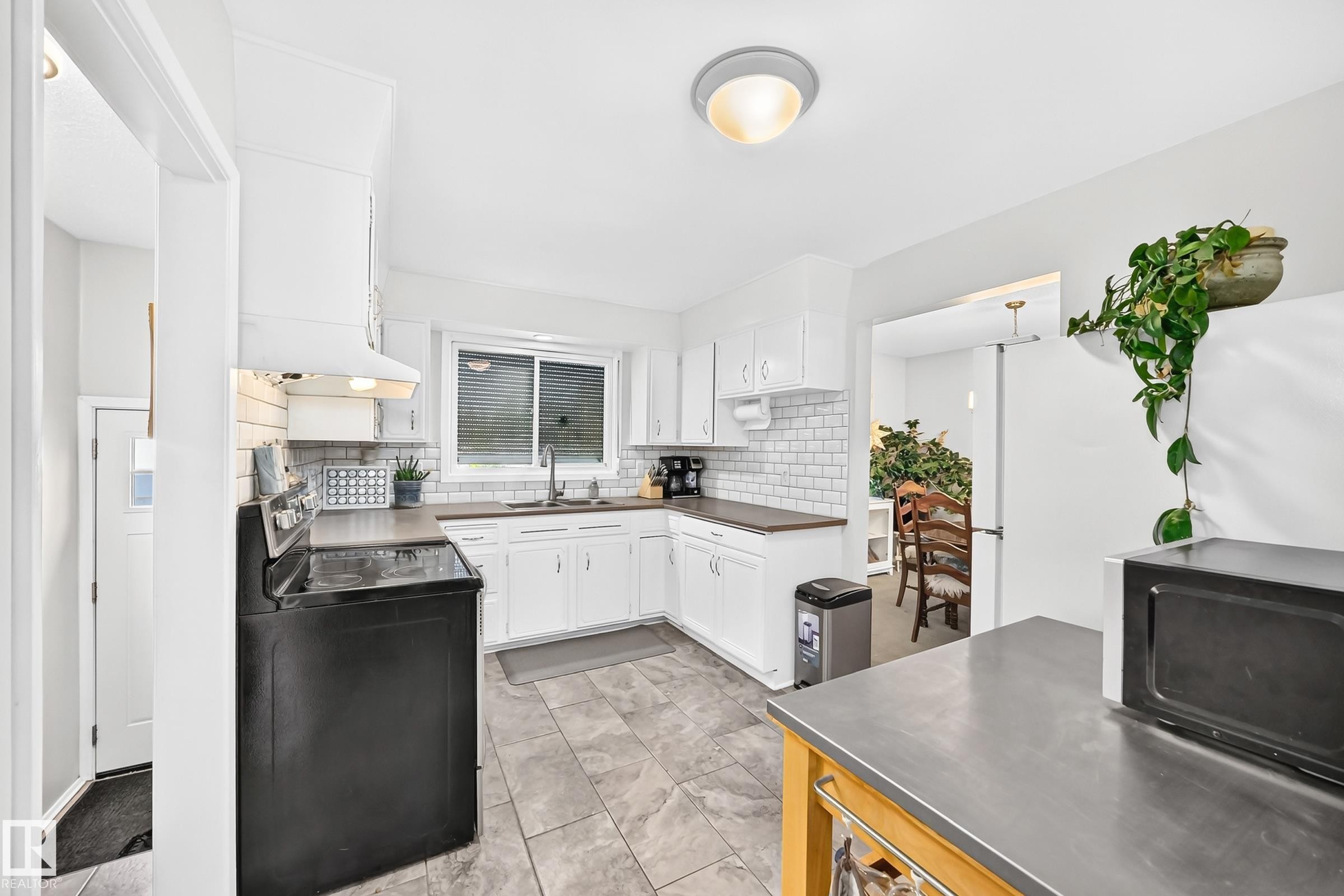 3516 117A Street Nw, Edmonton, AB - Indoor Photo Showing Kitchen