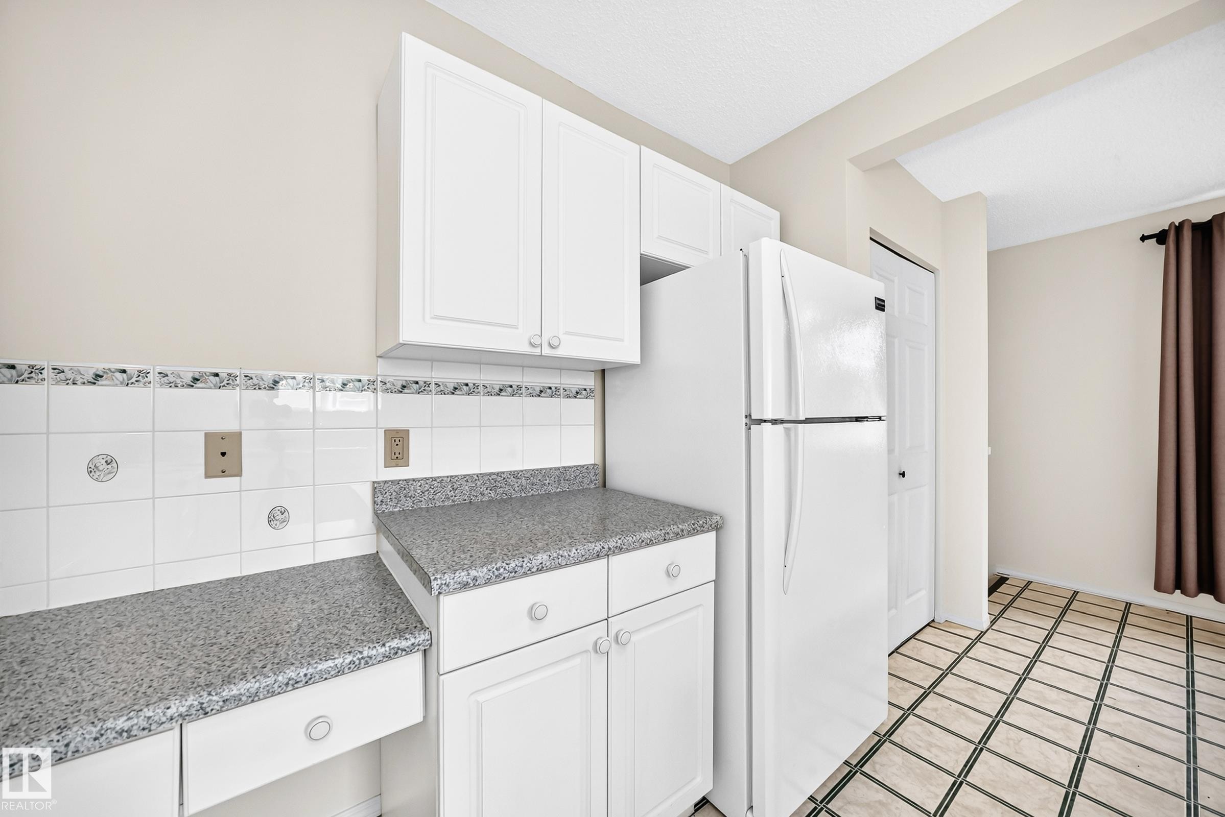 11045 125 Street Nw, Edmonton, AB - Indoor Photo Showing Kitchen