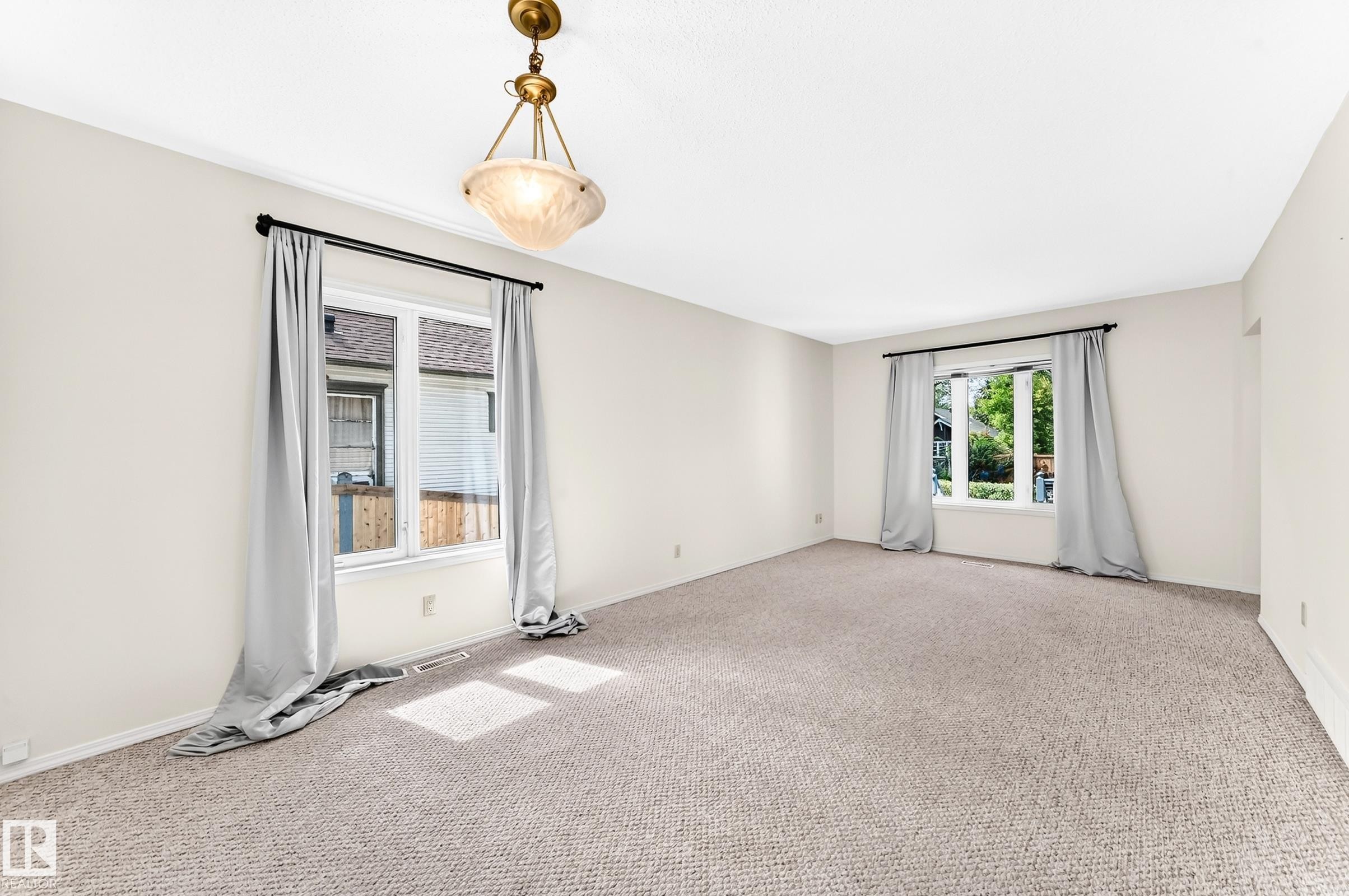 11045 125 Street Nw, Edmonton, AB - Indoor Photo Showing Other Room