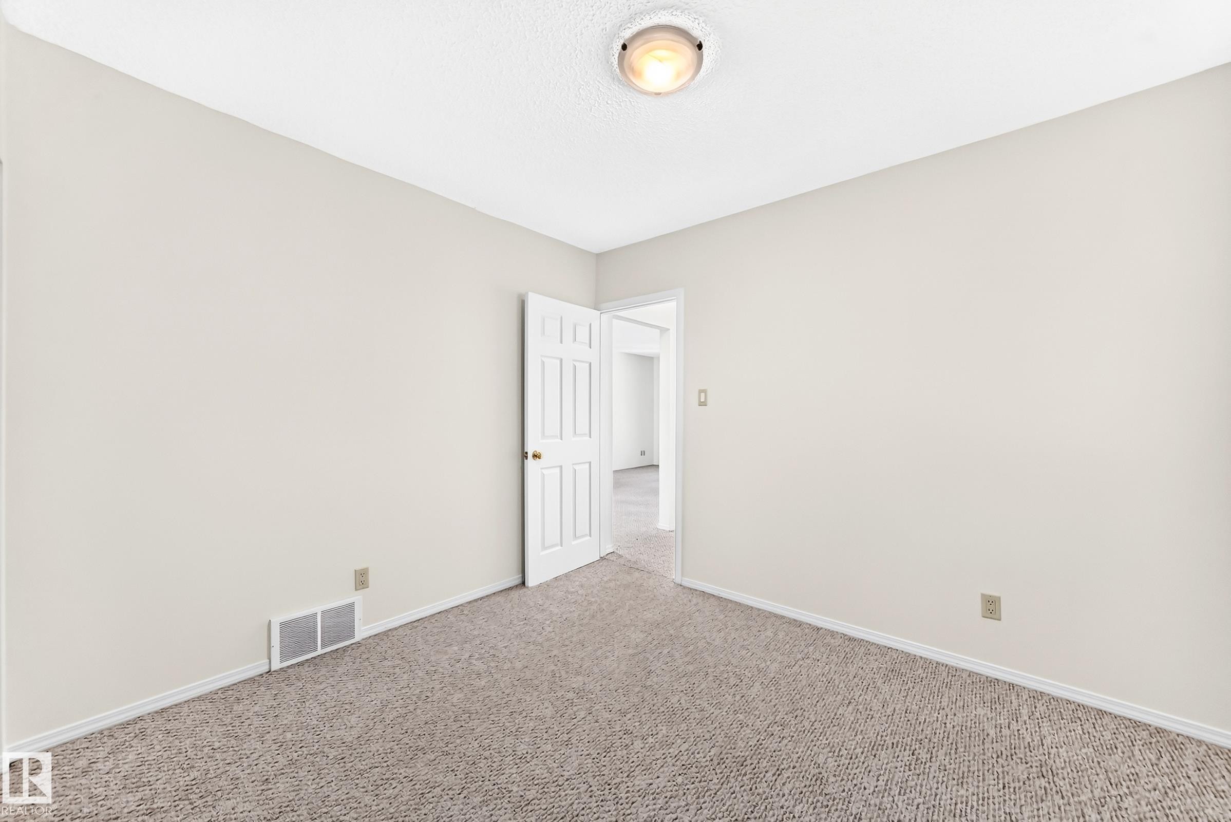 11045 125 Street Nw, Edmonton, AB - Indoor Photo Showing Other Room