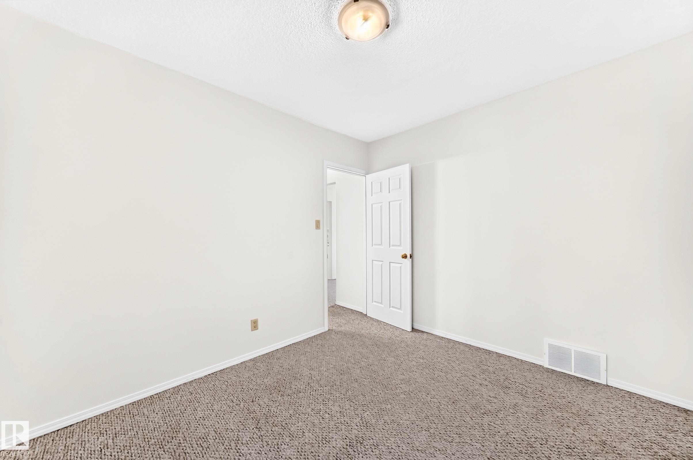 11045 125 Street Nw, Edmonton, AB - Indoor Photo Showing Other Room