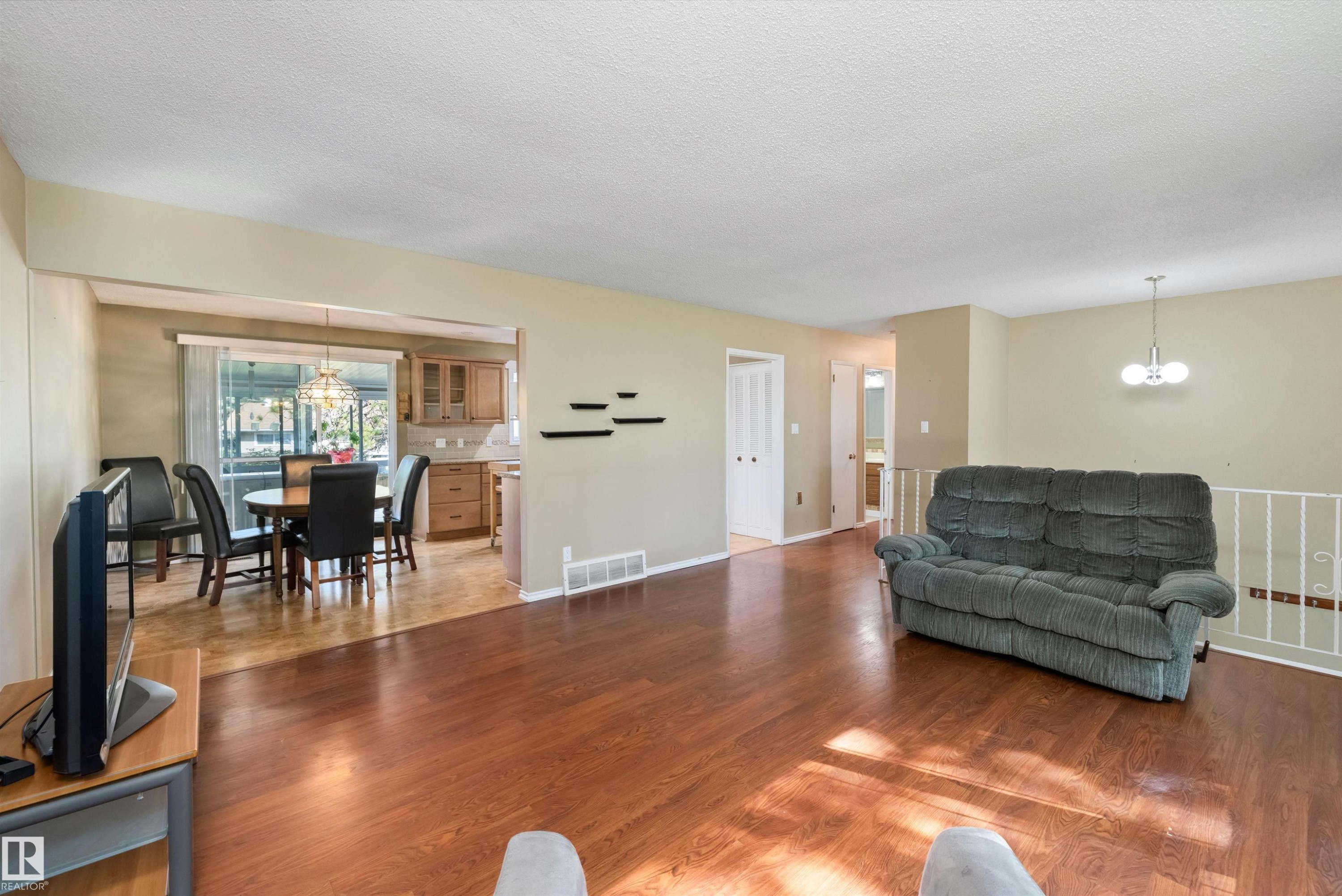 56 Flagstone Crescent, St. Albert, AB - Indoor Photo Showing Living Room