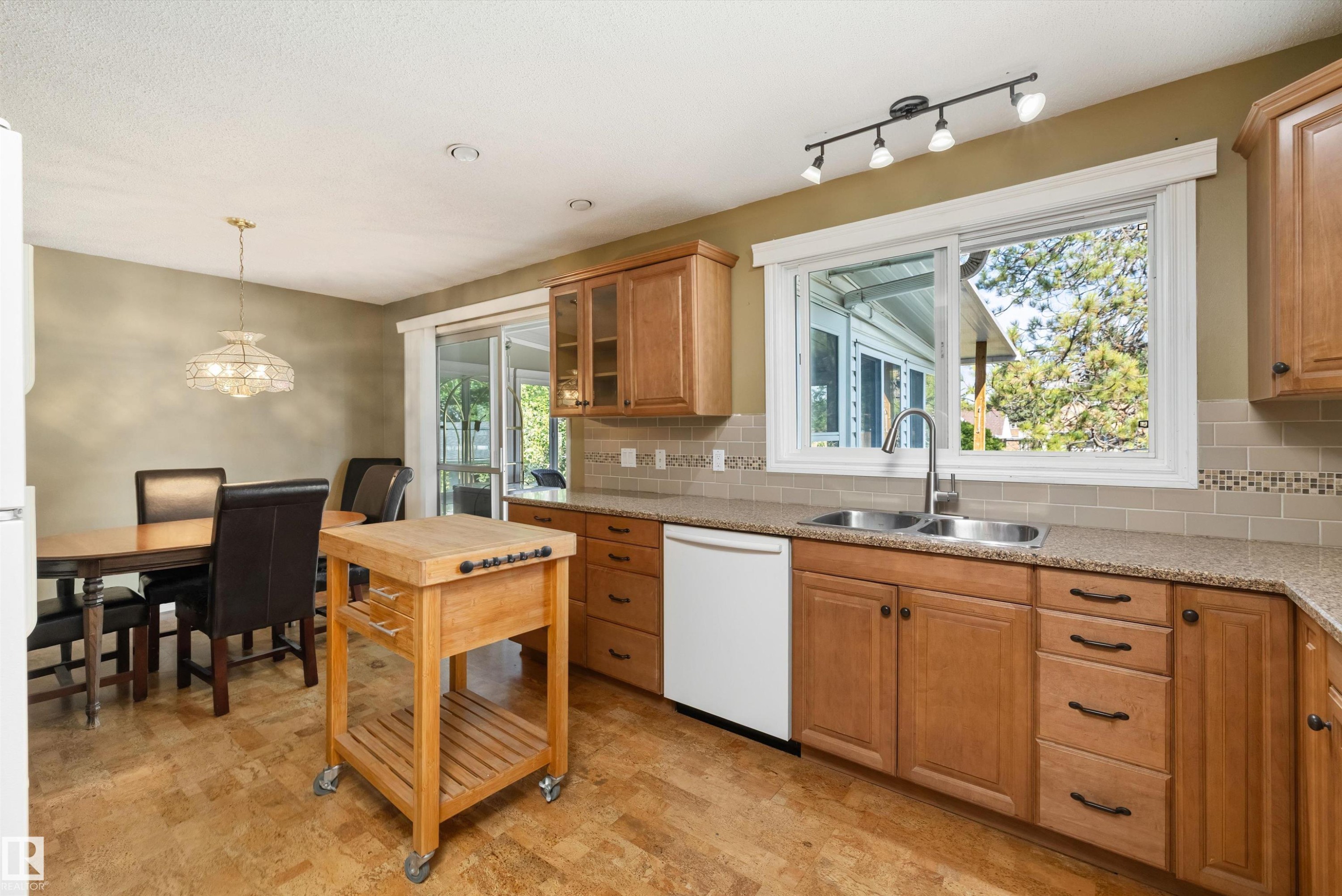 56 Flagstone Crescent, St. Albert, AB - Indoor Photo Showing Kitchen With Double Sink