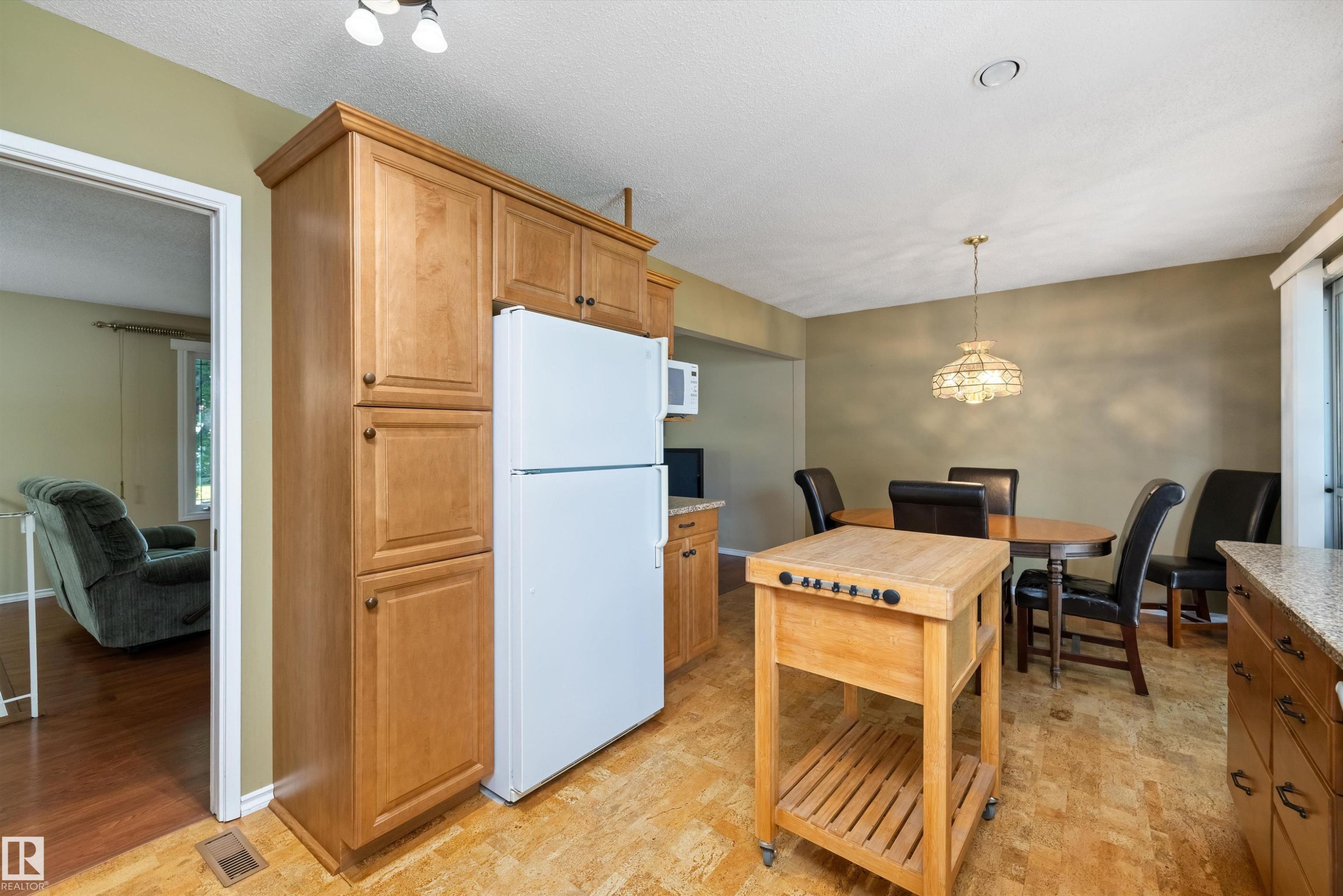 56 Flagstone Crescent, St. Albert, AB - Indoor Photo Showing Kitchen