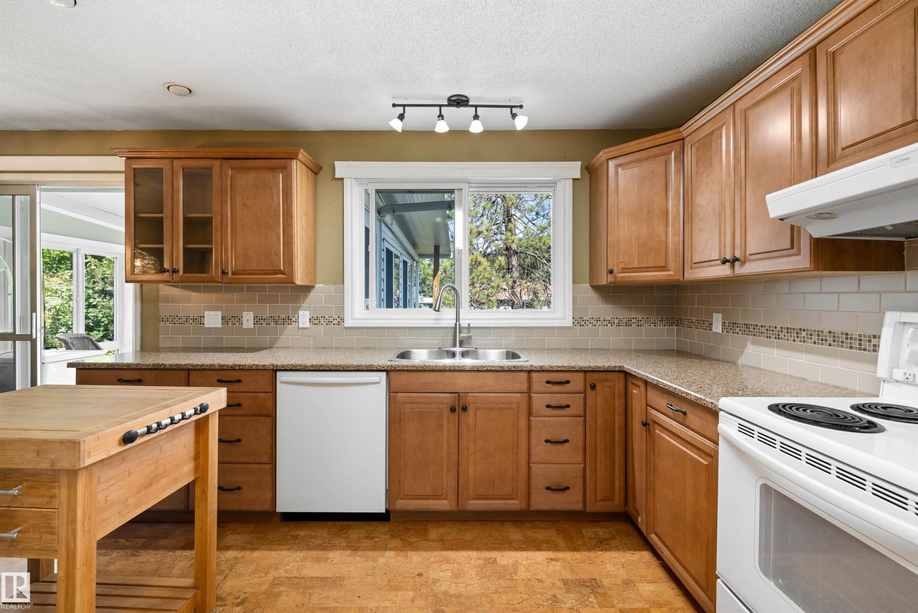56 Flagstone Crescent, St. Albert, AB - Indoor Photo Showing Kitchen With Double Sink